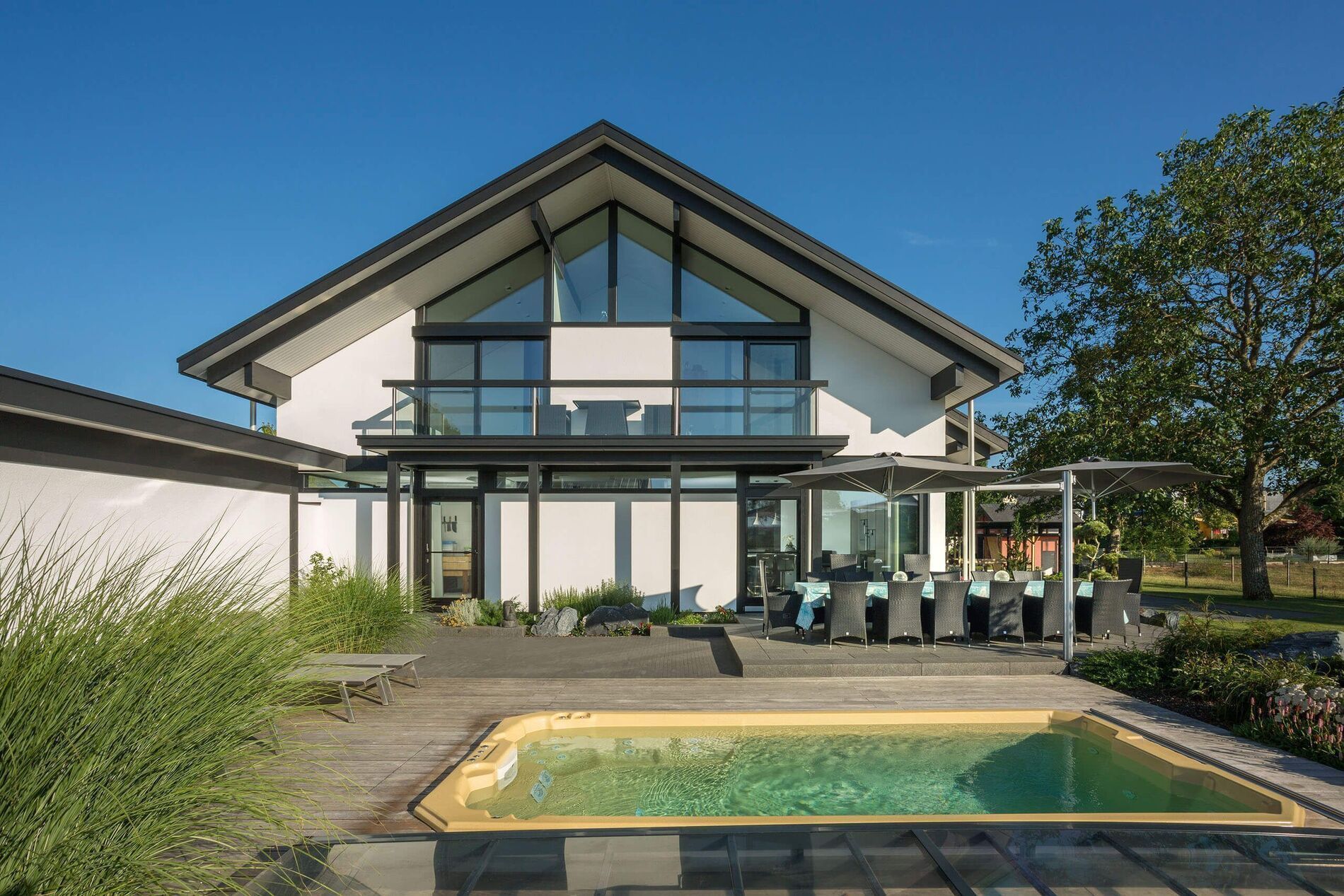 Ein modernes Haus mit Glasfront, Terrasse und Schwimmbecken