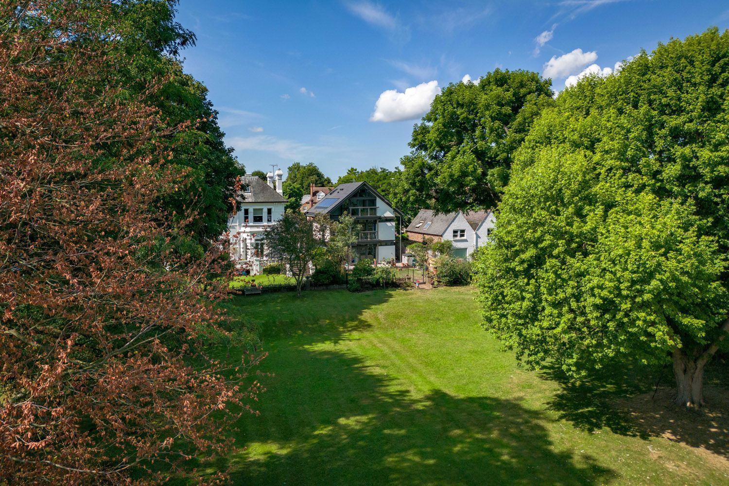Familienhaus in malerischer Landschaft mit grünem Garten