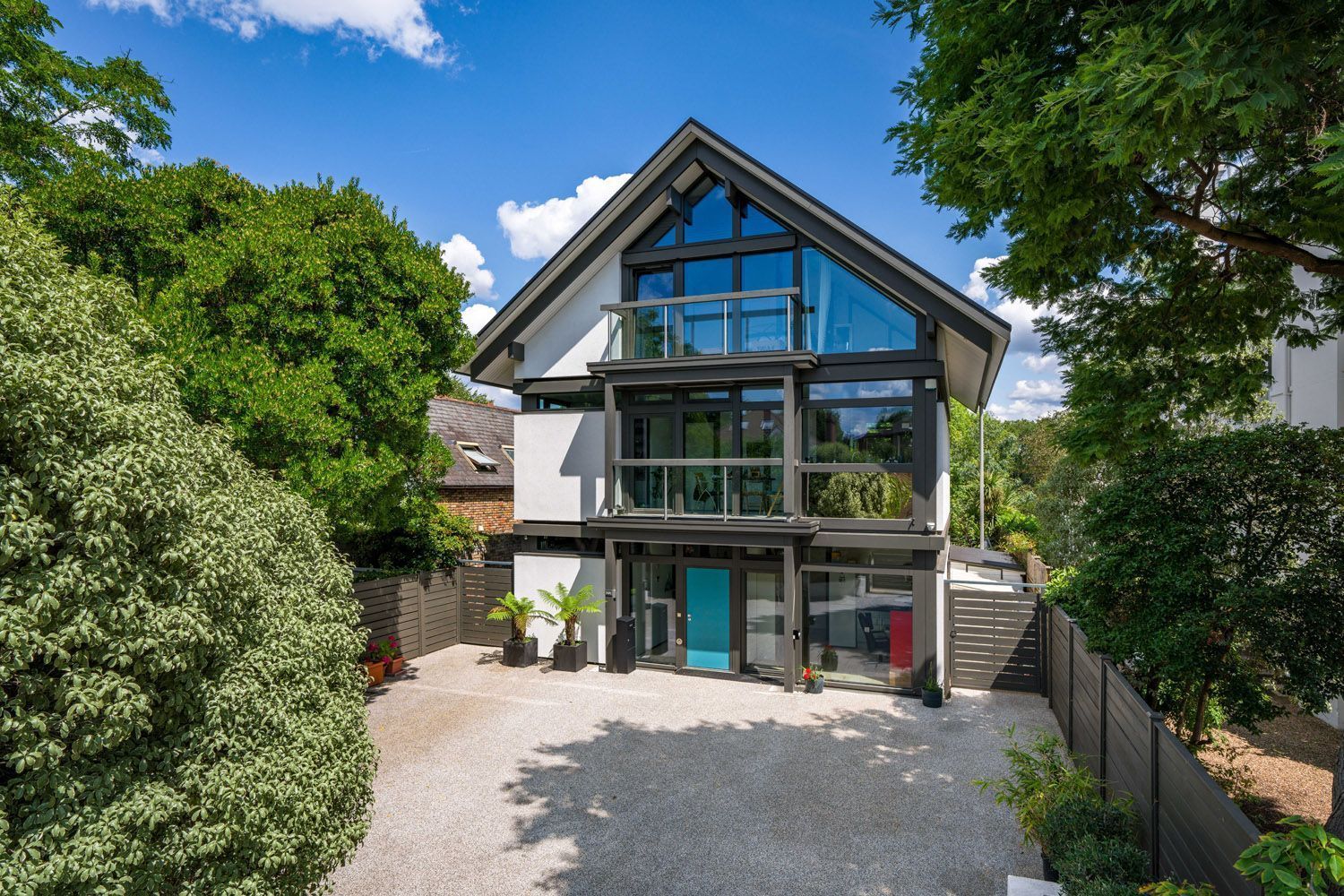 Gemütliches Familienhaus mit moderner Architektur und Garten