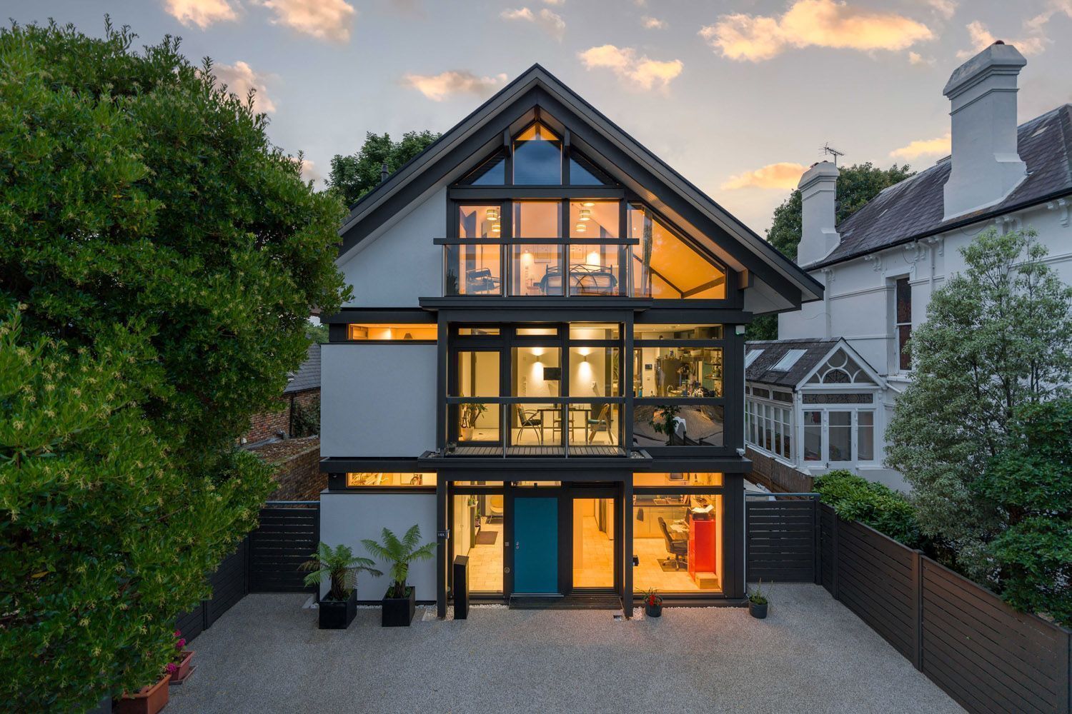 Gemütliches und modernes Familienhaus mit großen Fenstern