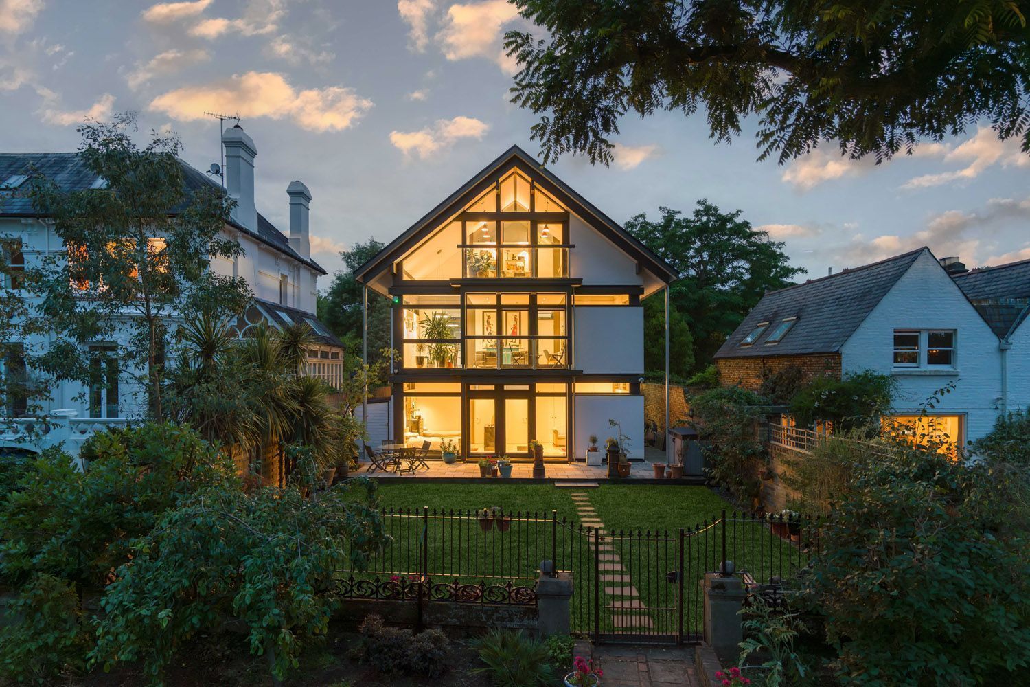 Stilvolles Familienhaus mit Garten und moderner Architektur