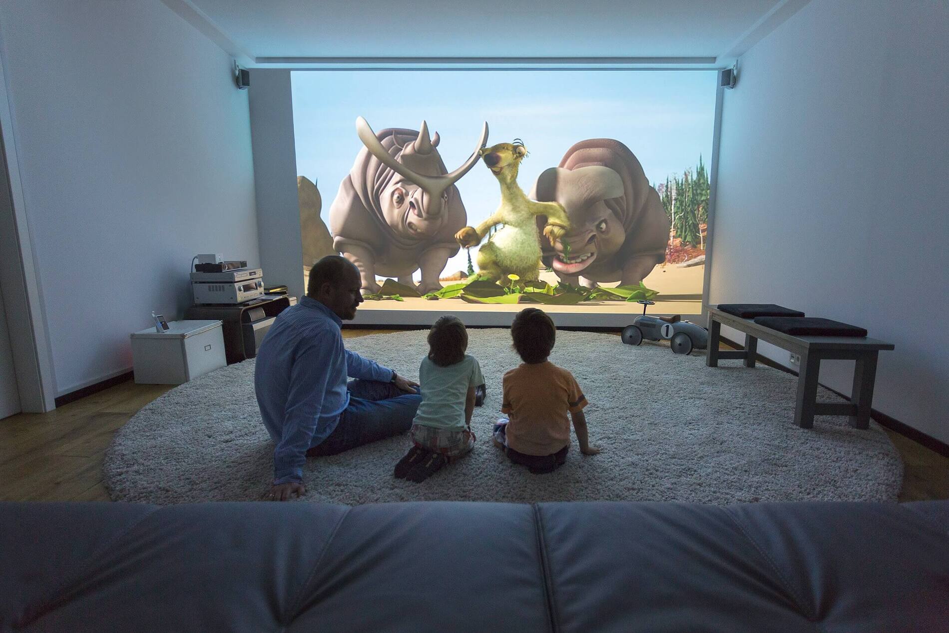 Gemütliche Atmosphäre mit einem Filmabend für die Familie