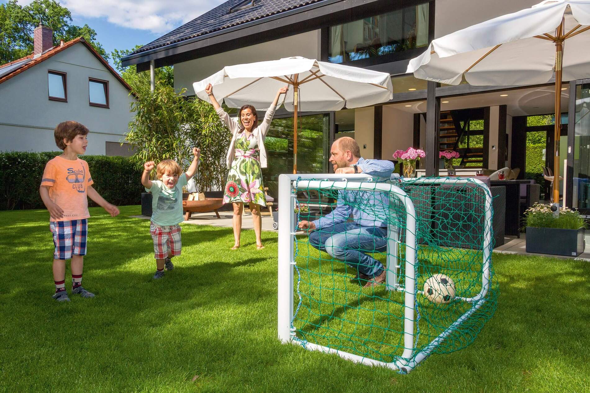 Gemütliches Architektenhaus mit Familie und Fußballspiel im Garten
