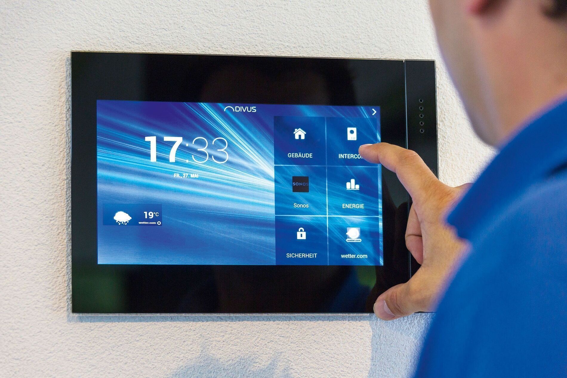 Intelligente Steuerung in modernen Architektenhäusern Bedienfeld zur Smart Home Steuerung in einem Familienhaus