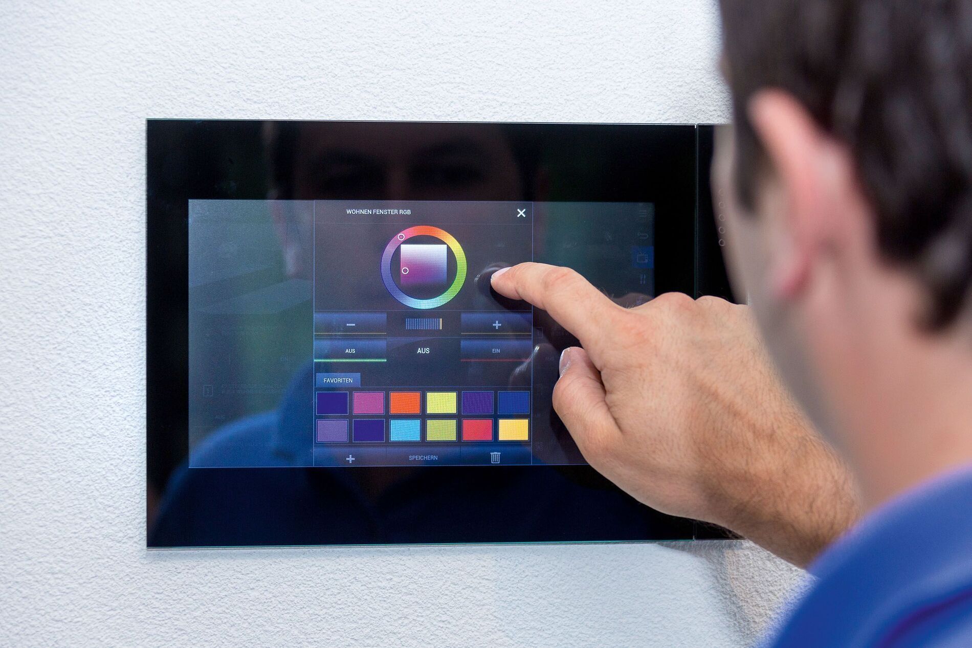 Benutzer, der Farbauswahl auf modernem Touchscreen bedient