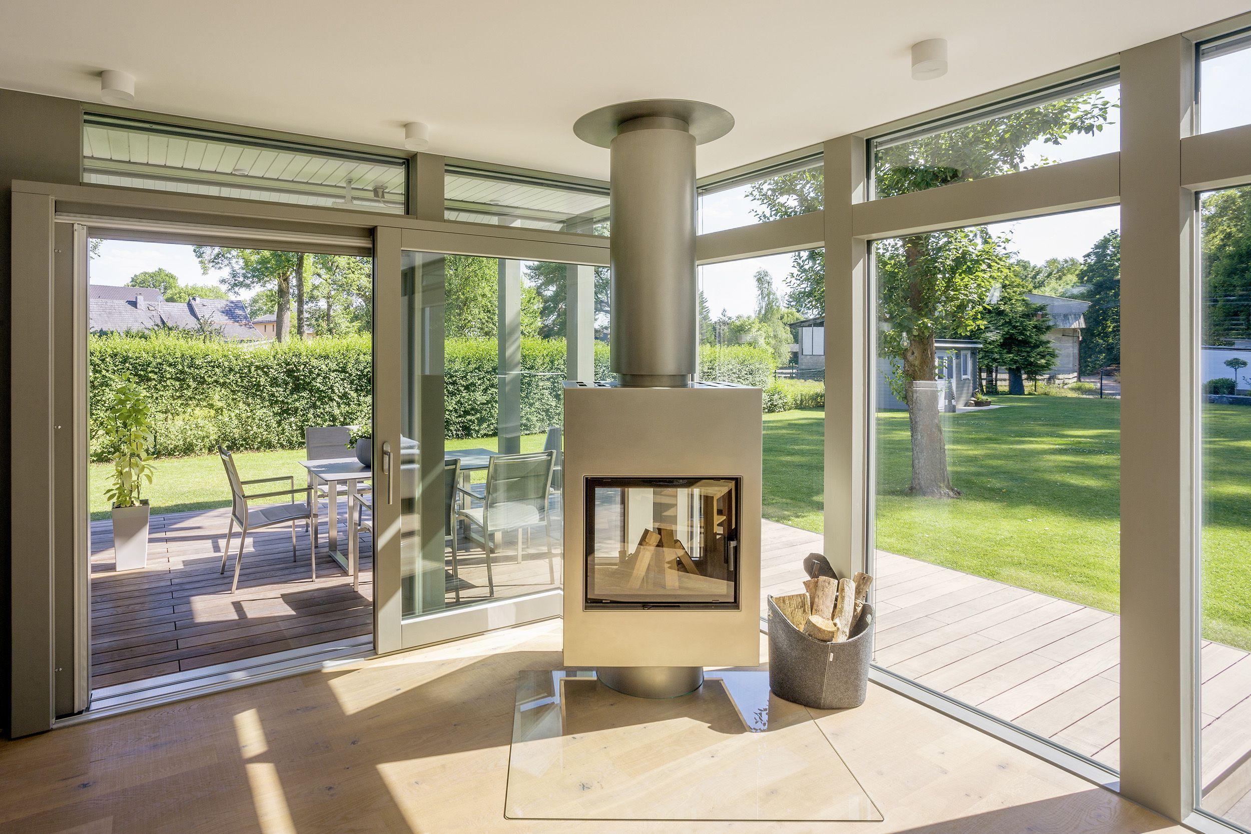 Stilvolles Familienhaus mit Panoramafenstern und Terrasse