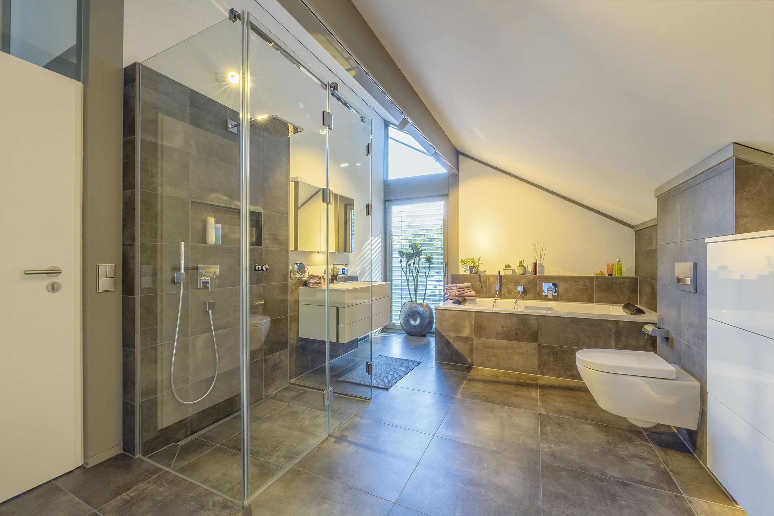 Gemütliches und modernes Badezimmer mit Badewanne und Dusche