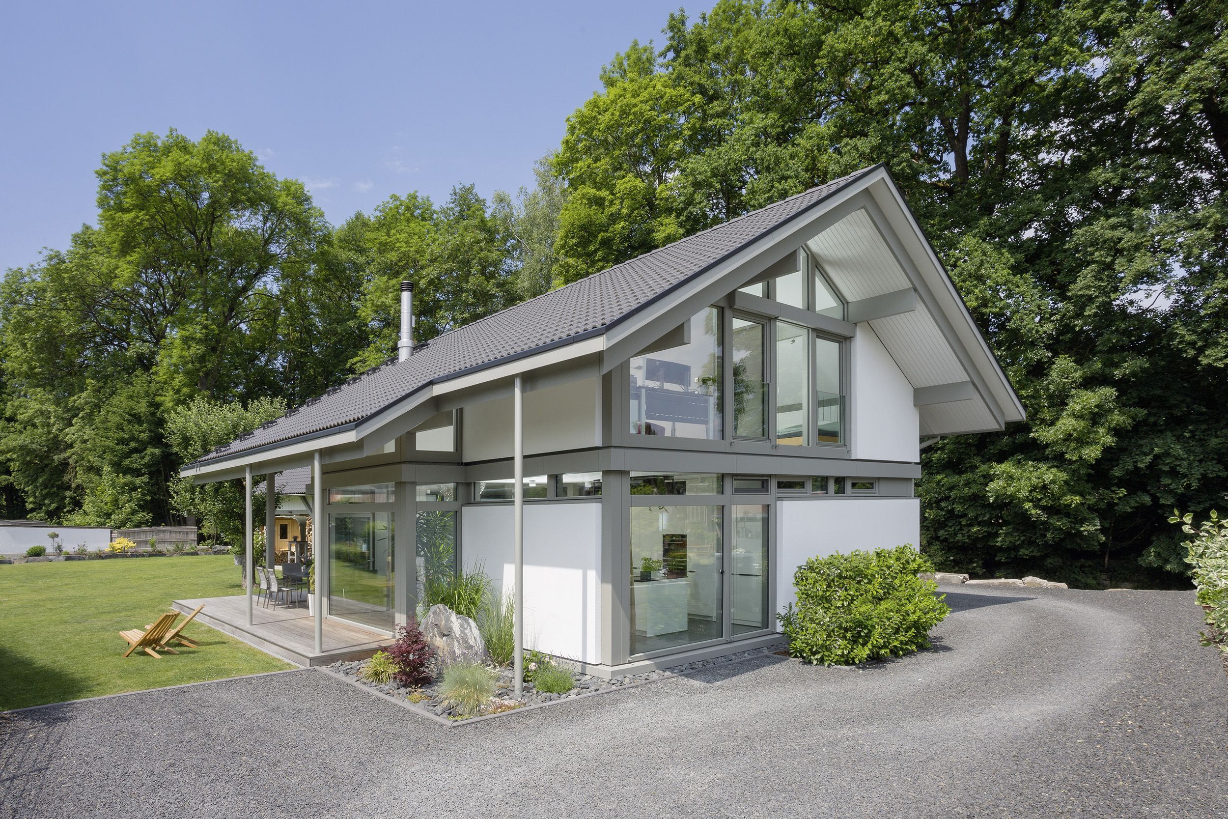 Modernes Familienhaus mit großem Garten und stilvollen Elementen