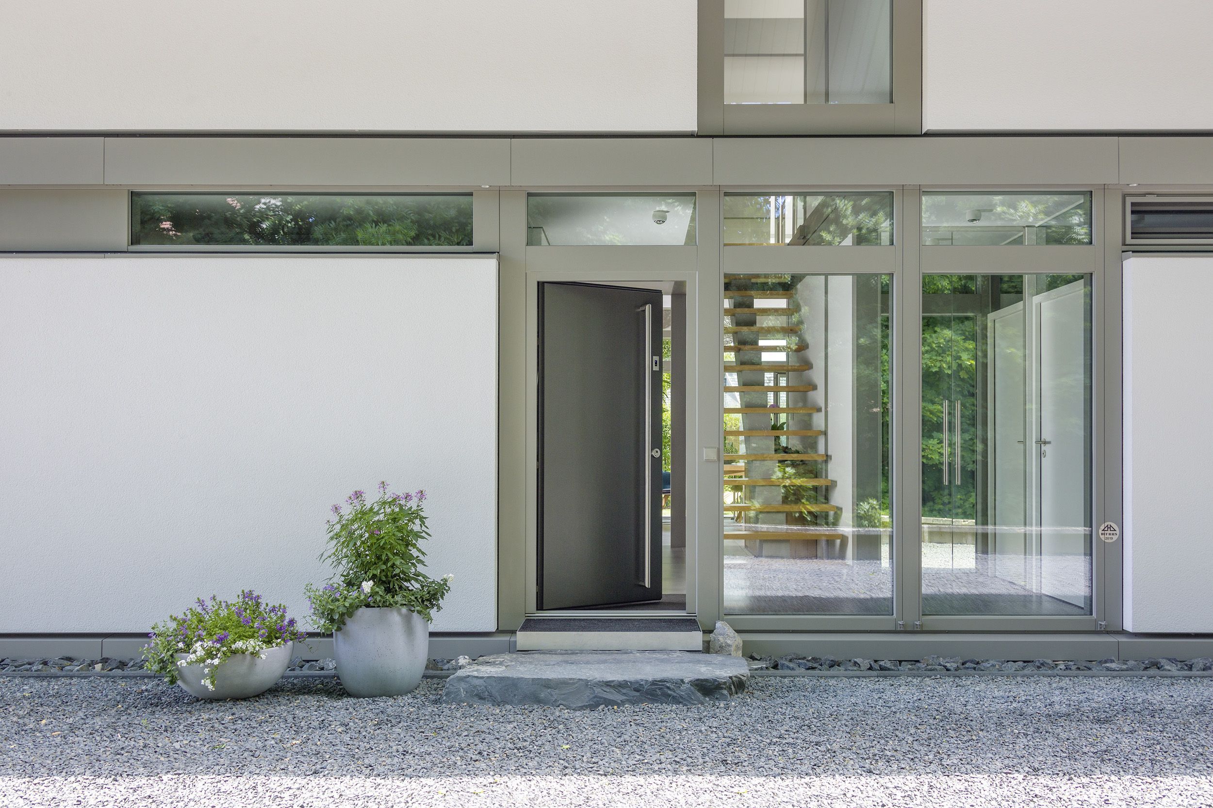 Gemütliches Architektenhaus mit Pflanzen und Treppe im Hintergrund
