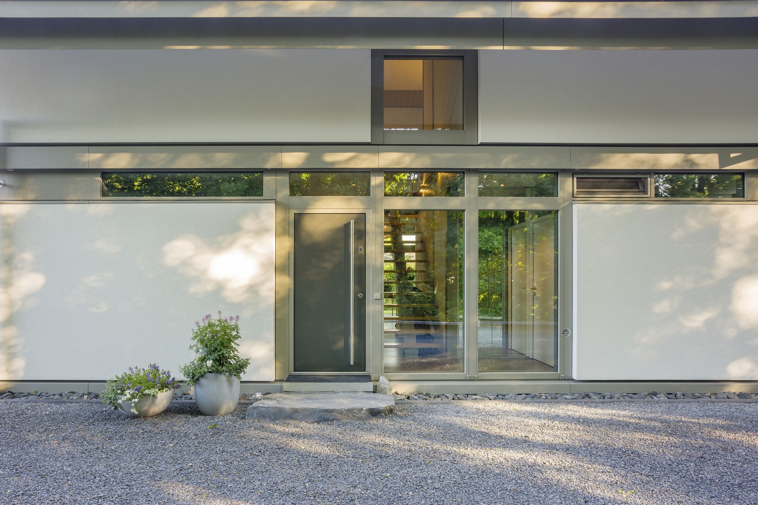 Familienhaus mit moderner Architektur und einladendem Eingangsbereich