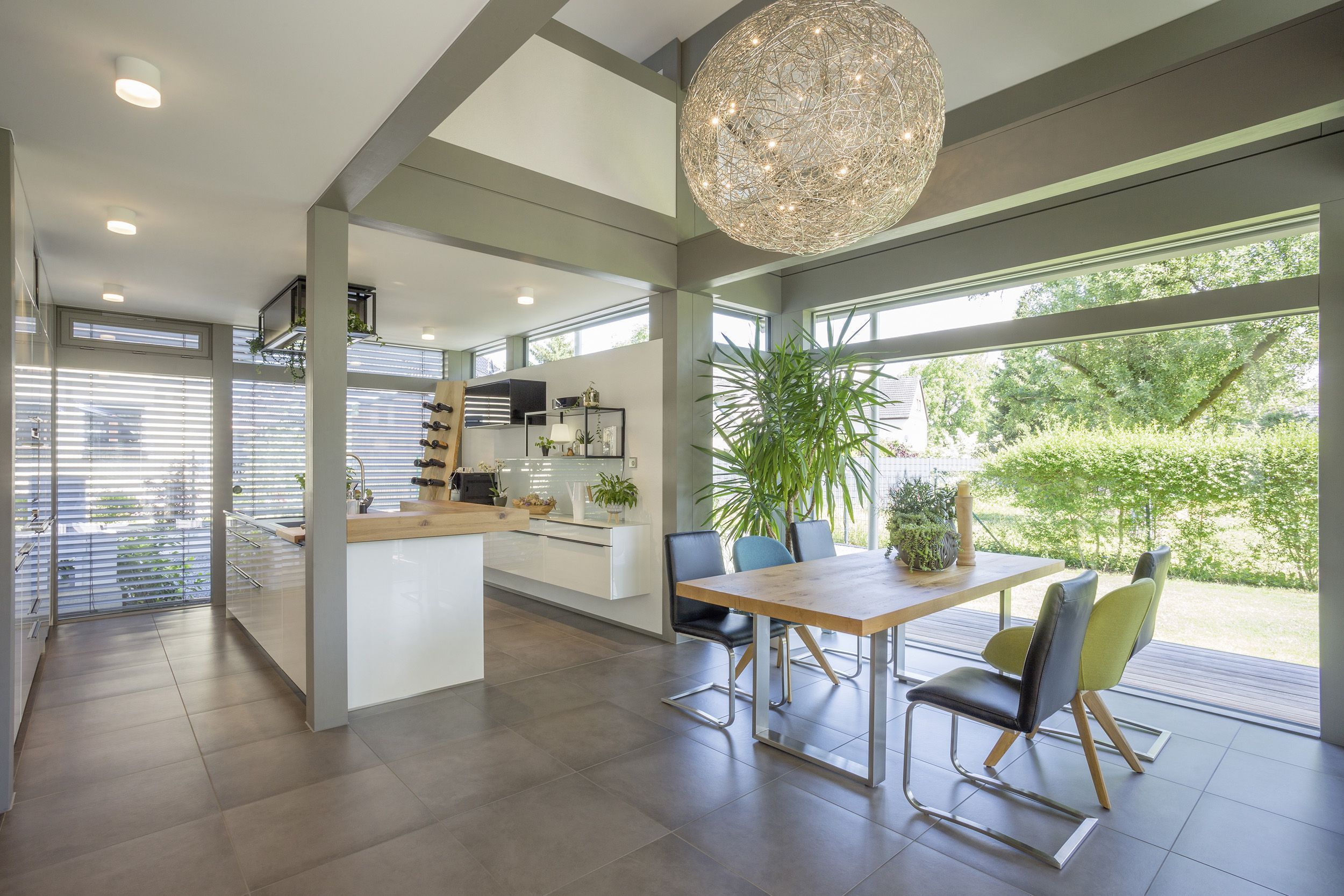 Moderne Küche und Essbereich in einem familienfreundlichen Haus