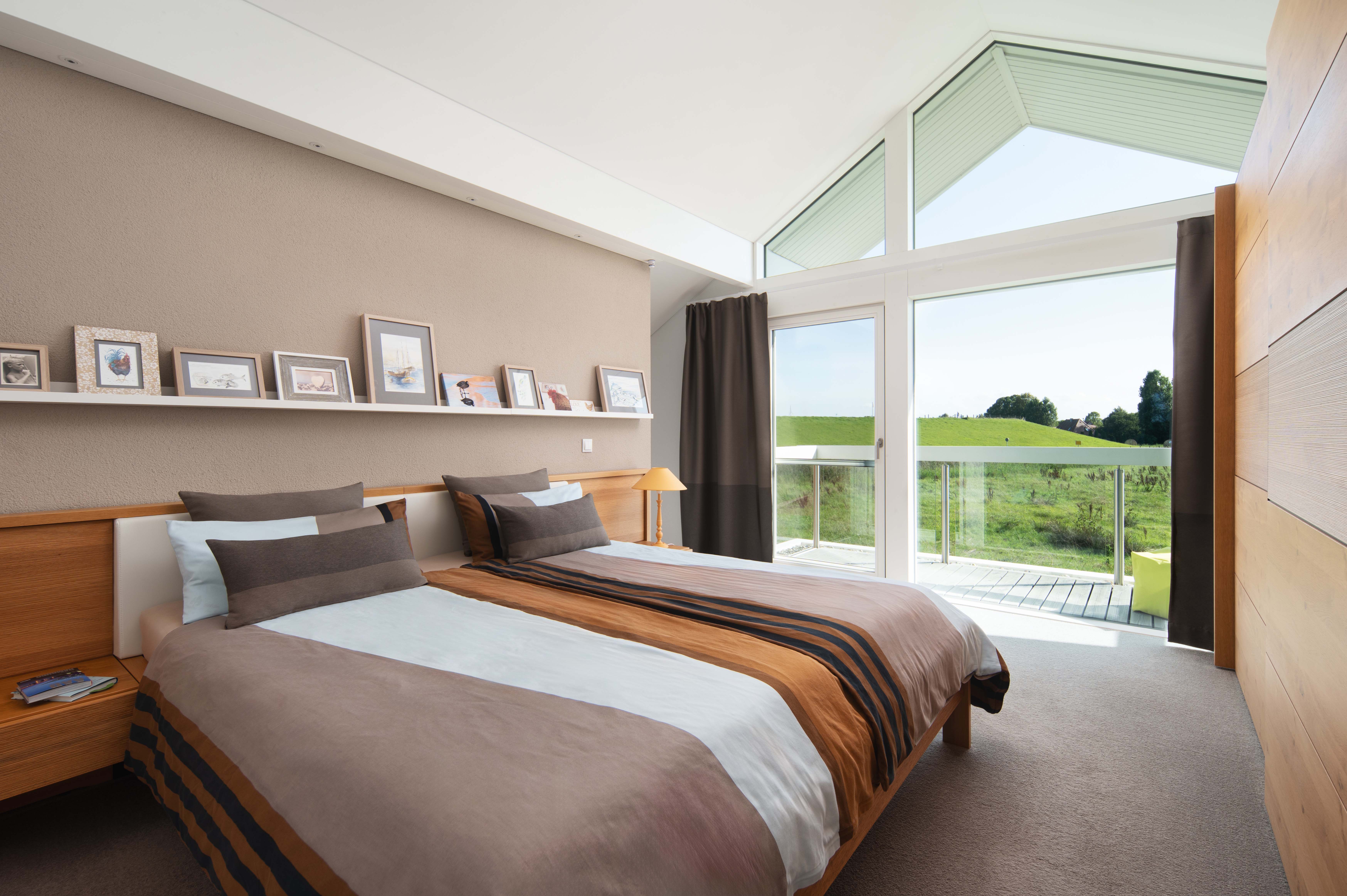 Gemütliches Architektenhaus Schlafzimmer mit Ausblick Stilvolles Schlafzimmer mit zwei Betten und Fensterfront