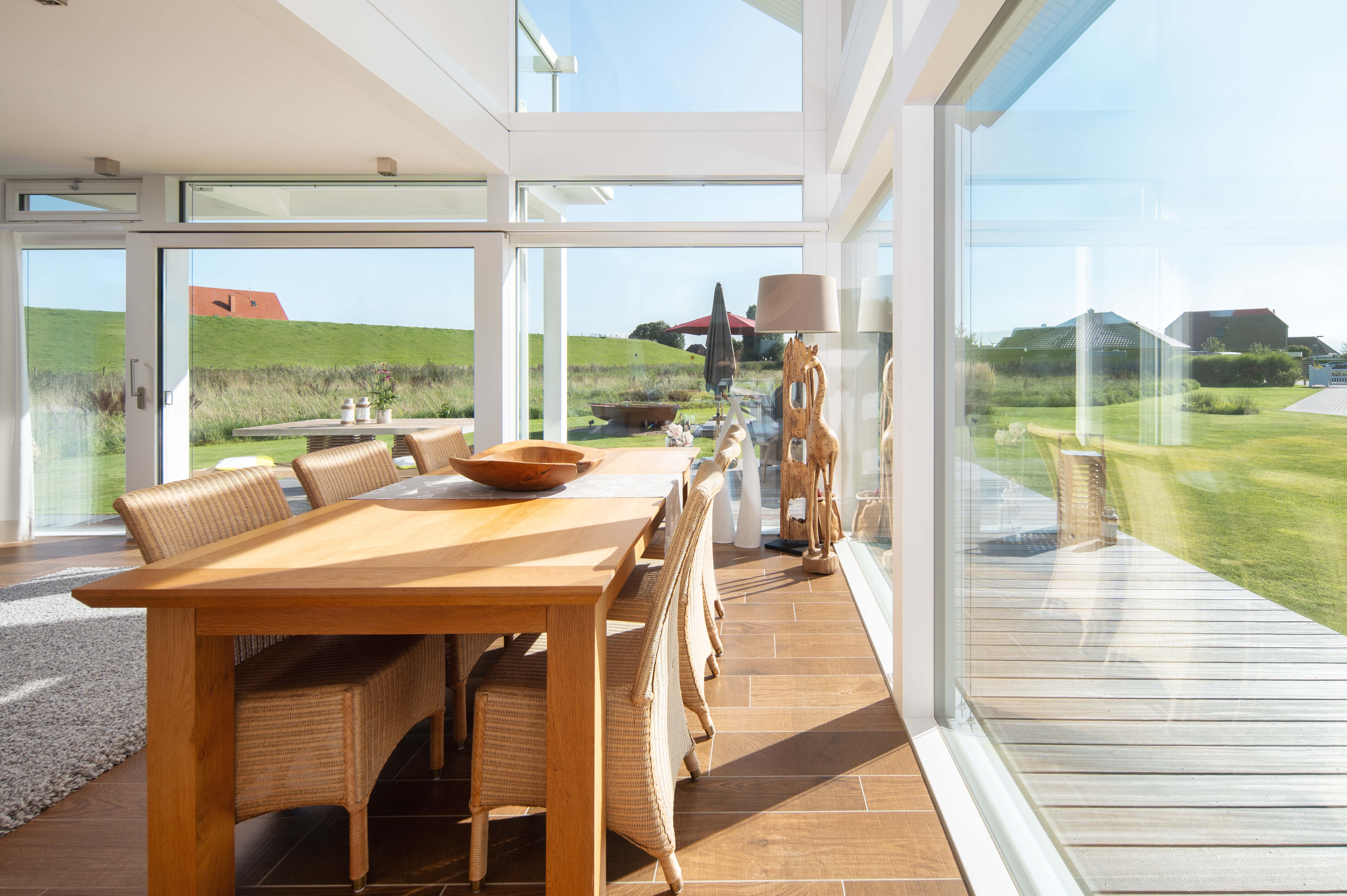 Stilvolles Familienhaus mit gemütlichem Essbereich Lichtdurchfluteter Wohnraum mit Blick ins Grüne und moderner Einrichtung