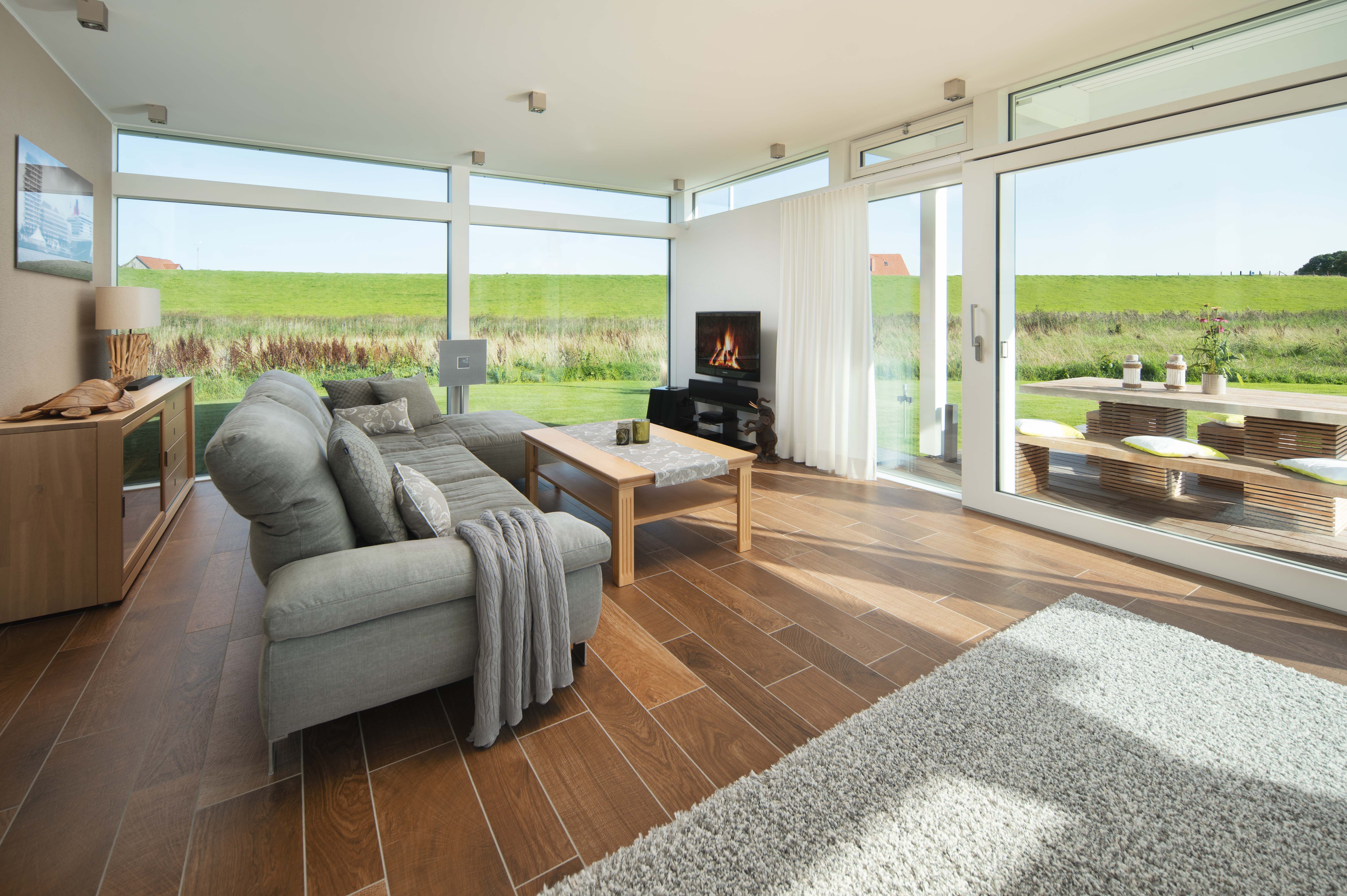 Gemütliches Architektenhaus mit stilvollem Wohnzimmer Innenansicht eines modernen Familienhauses mit Wohnzimmer und Aussicht