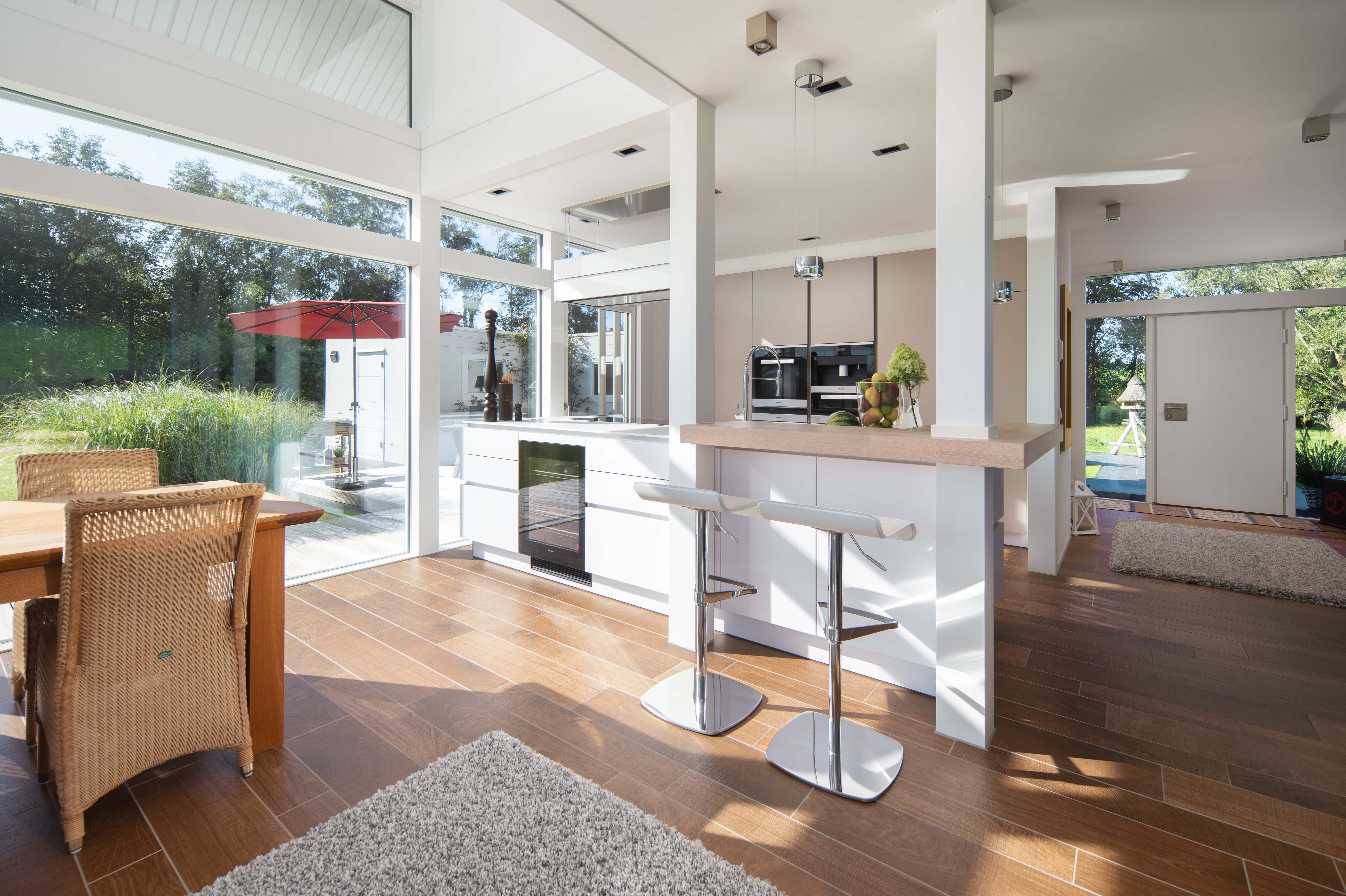 Gemütliches und stilvolles Architektenhaus im Familienstil Innenansicht eines modernen, lichtdurchfluteten Familienhauses mit elegantem Design