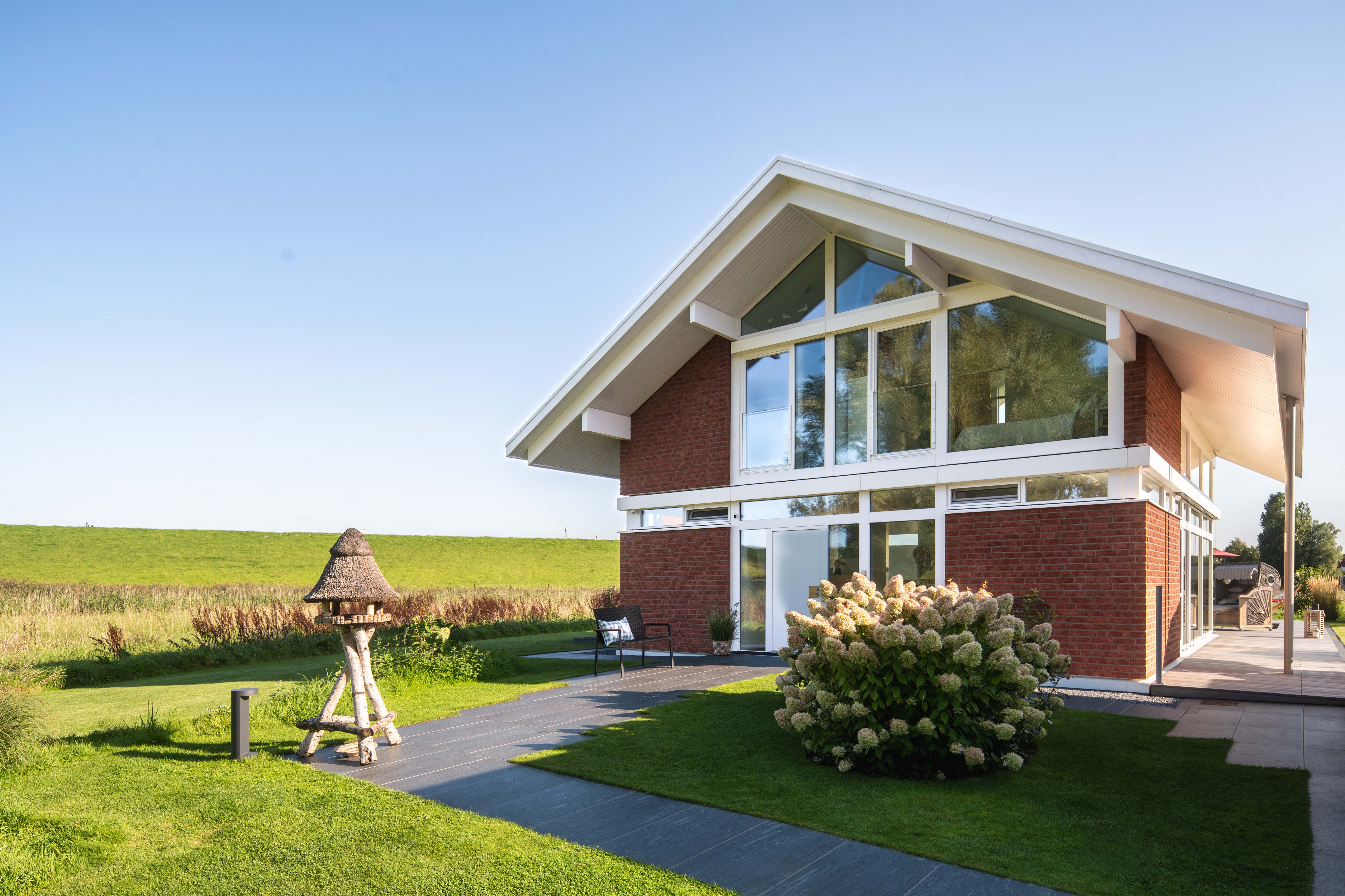 Gemütliches Architektenhaus in stilvollem Design Modernes Familienhaus mit großen Fenstern und schöner Landschaft