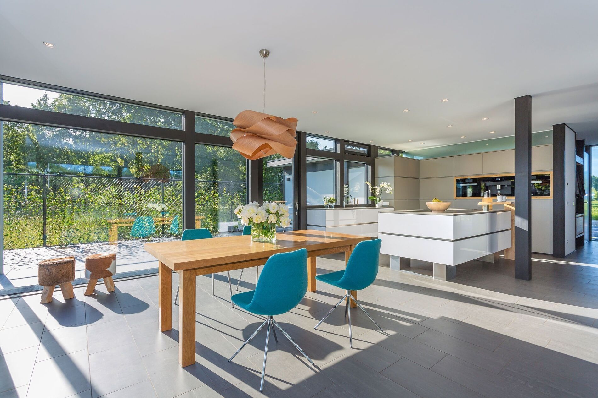 HUF house modum 810 13 Hell und einladend, mit großen Fenstern und modernen Möbeln im Essbereich