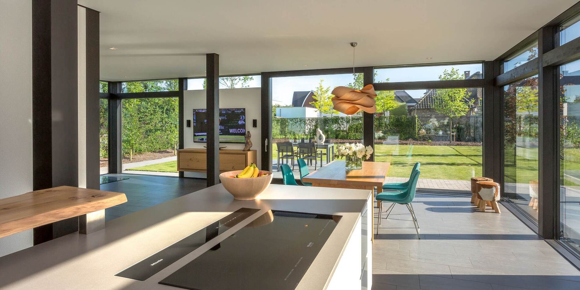 Helle Küche und Essbereich in einem Architektenhaus mit Blick auf den Garten