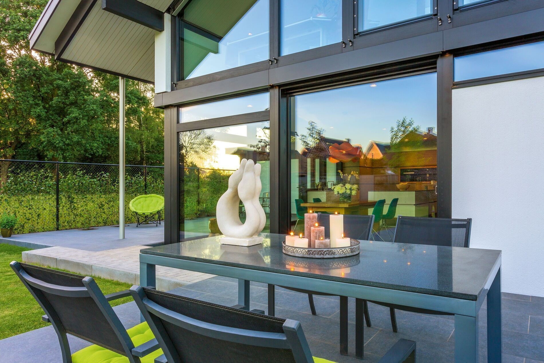 Helles Architektenhaus mit Gartenmöbeln und modernen Designelementen