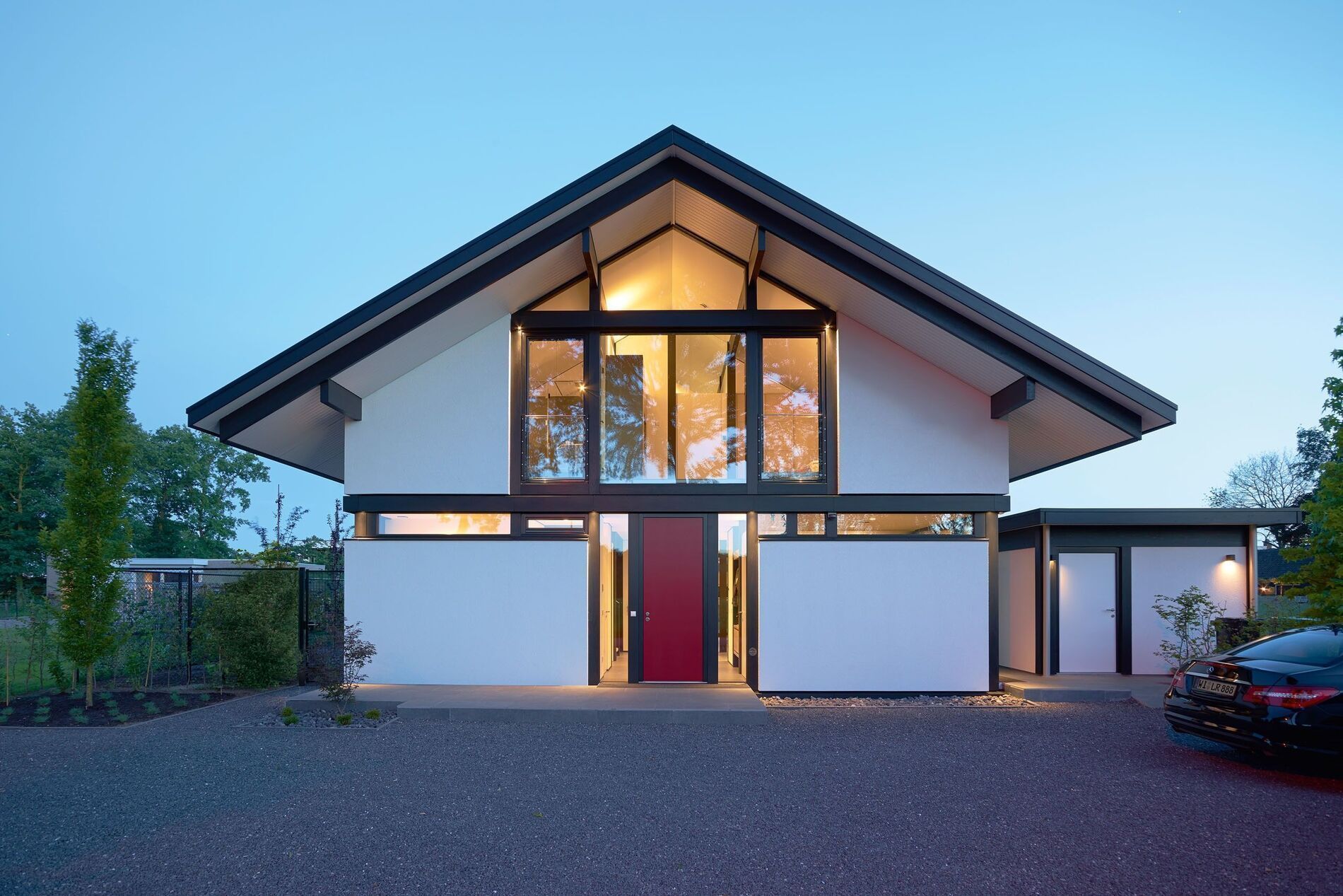 Ansicht eines Architektenhauses bei Dämmerung mit klaren Linien.