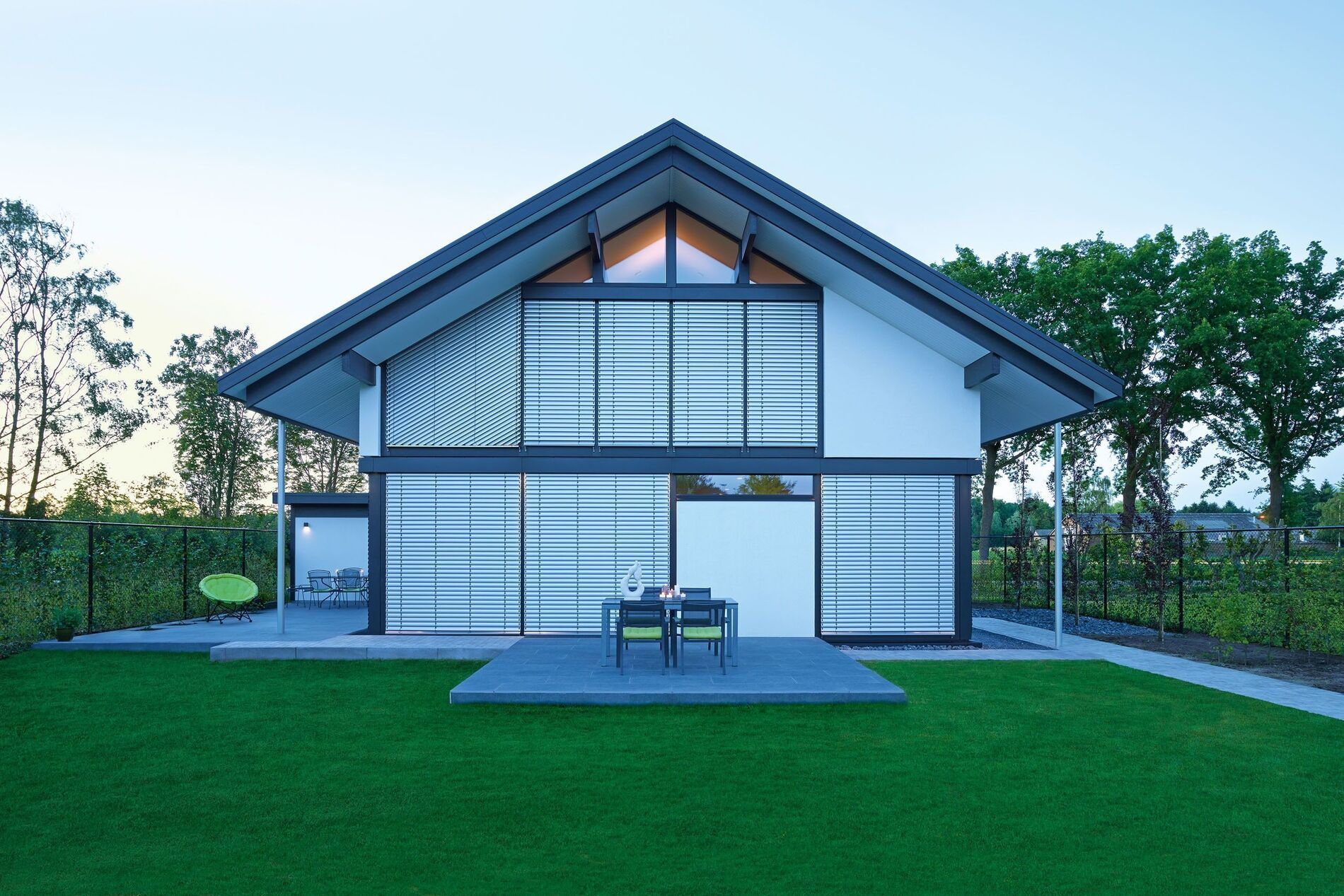 Außenansicht eines Architektenhauses mit Garten und Terrasse