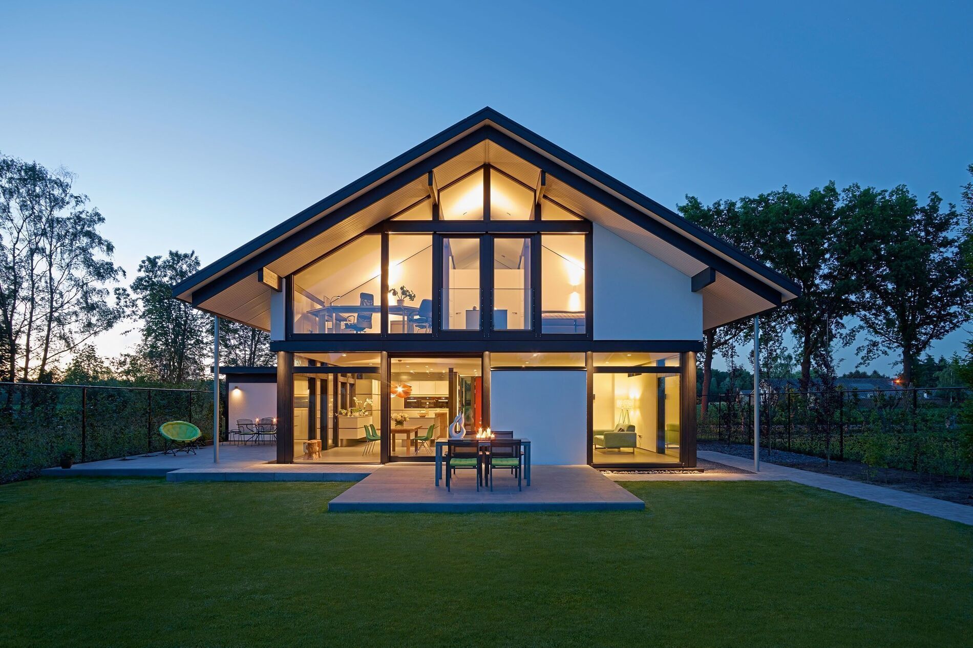 Architektenhaus mit großen Fenstern und modernem Design im Garten