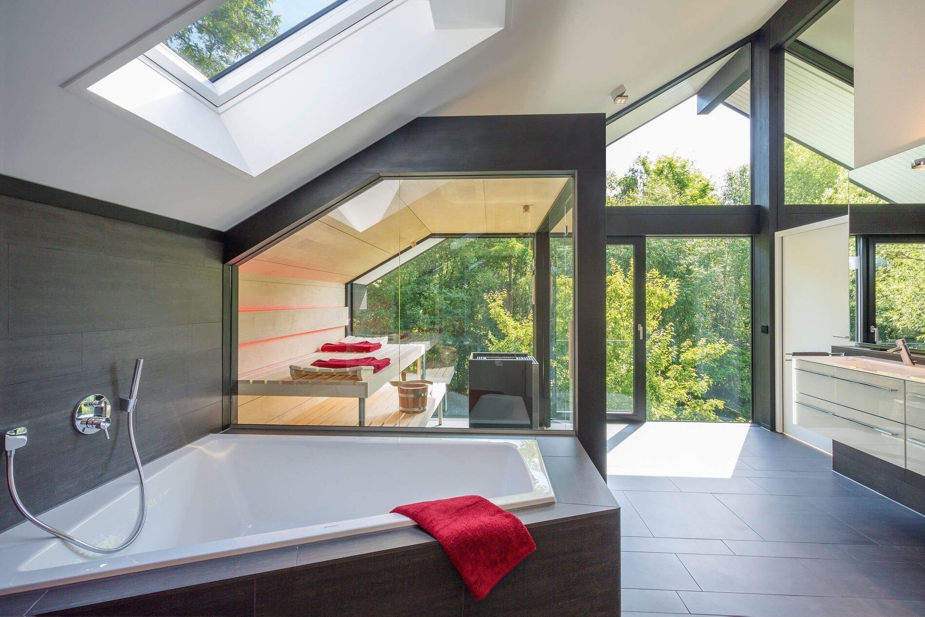 Helles Badezimmer mit Fenster, Badewanne und modernen Designelementen