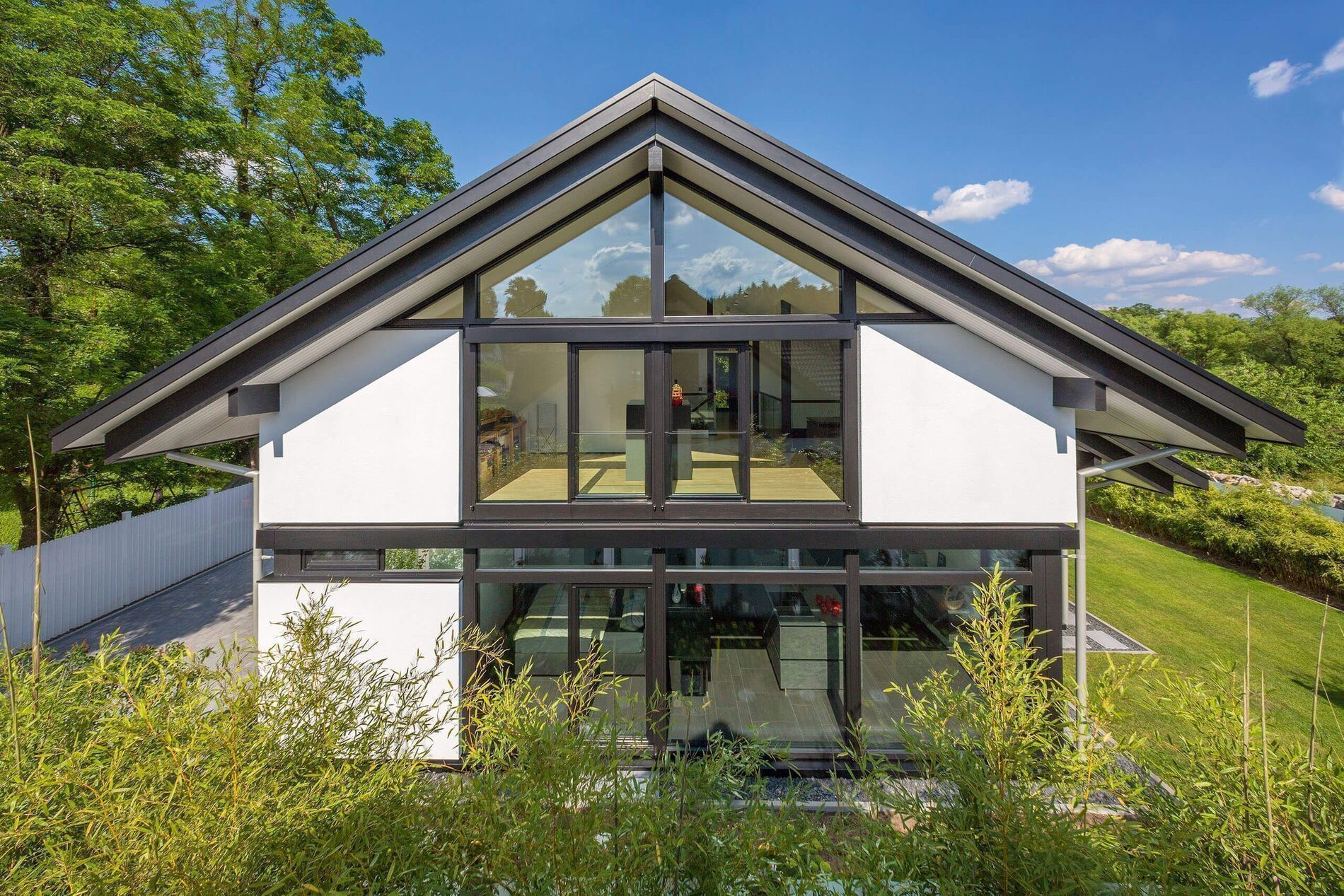 Architektenhaus in moderner Bauweise, umgeben von Natur