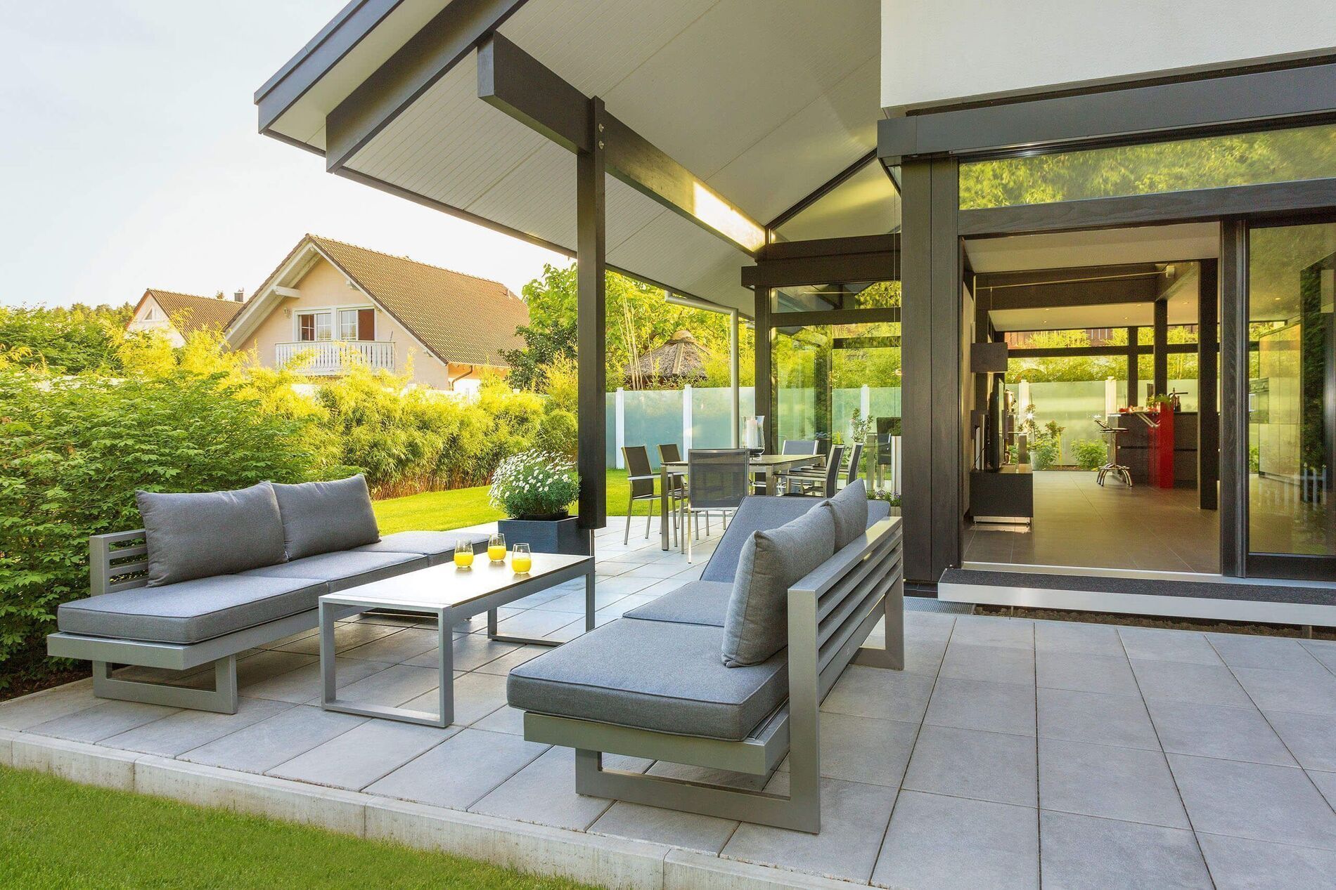 Geräumige Terrasse mit modernem Mobiliar und Gartenansicht