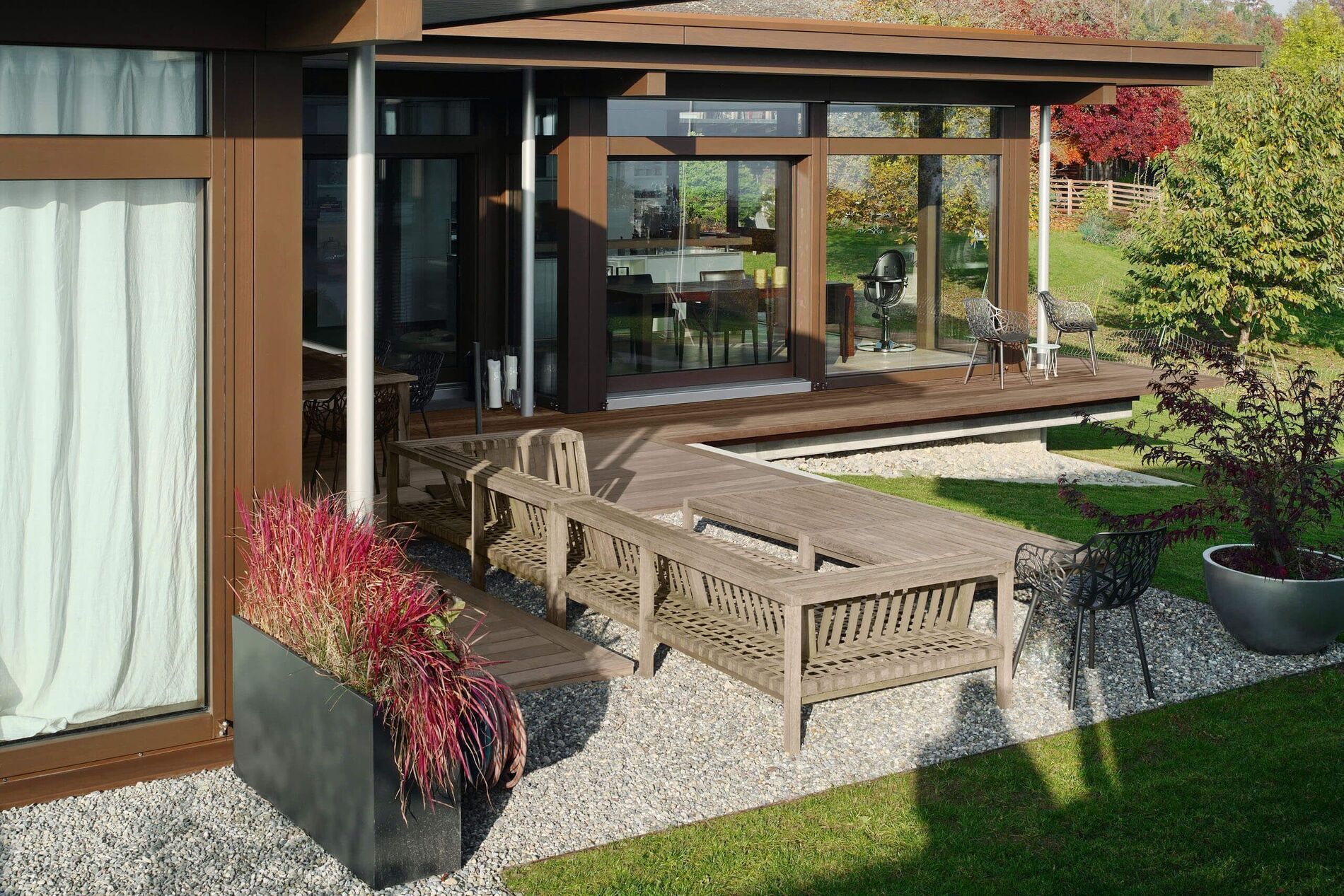 Architektenhaus mit Holzverkleidung, Gartenmöbel und schöner Landschaft