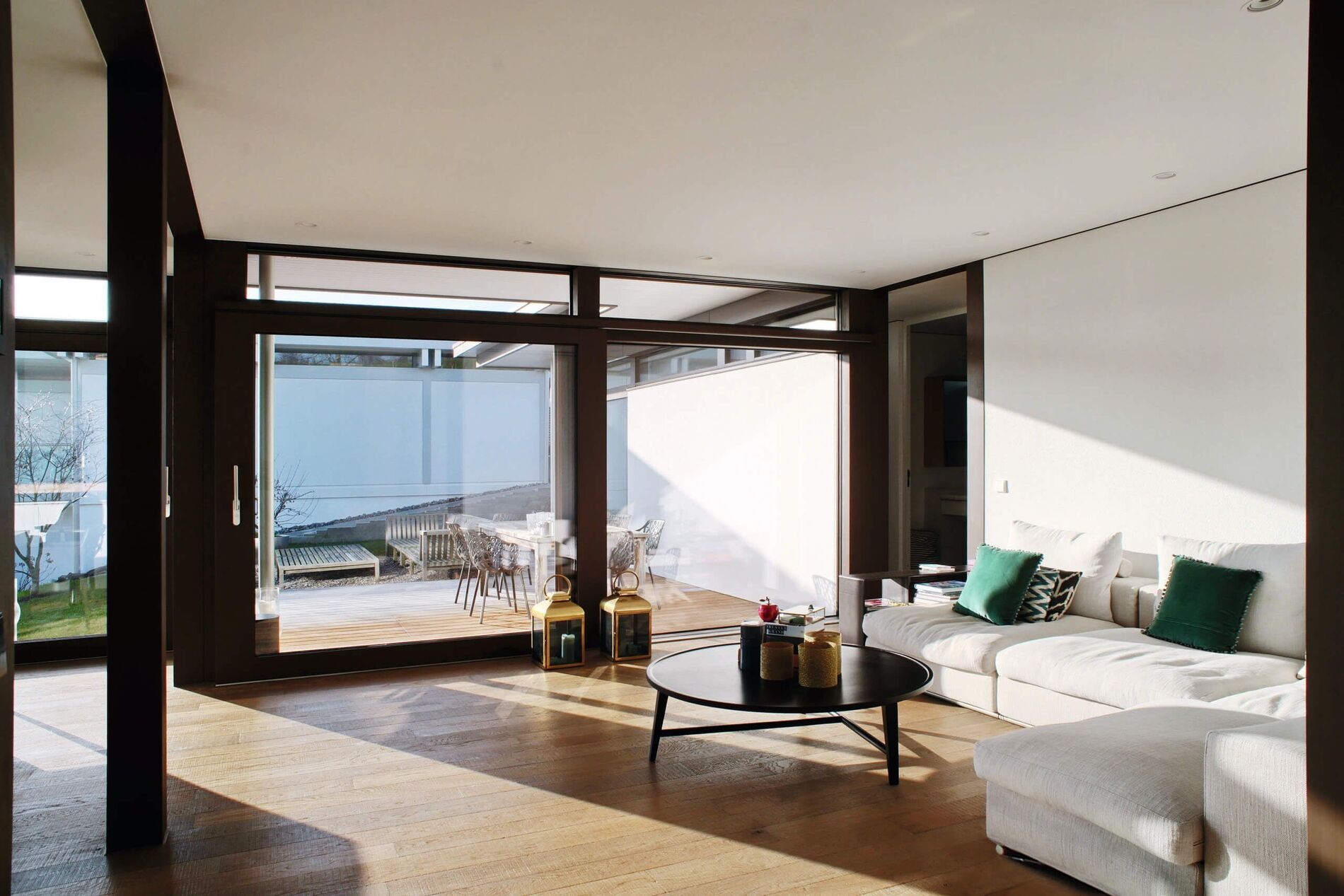 Lichtdurchflutetes Wohnzimmer mit minimalistischer Einrichtung