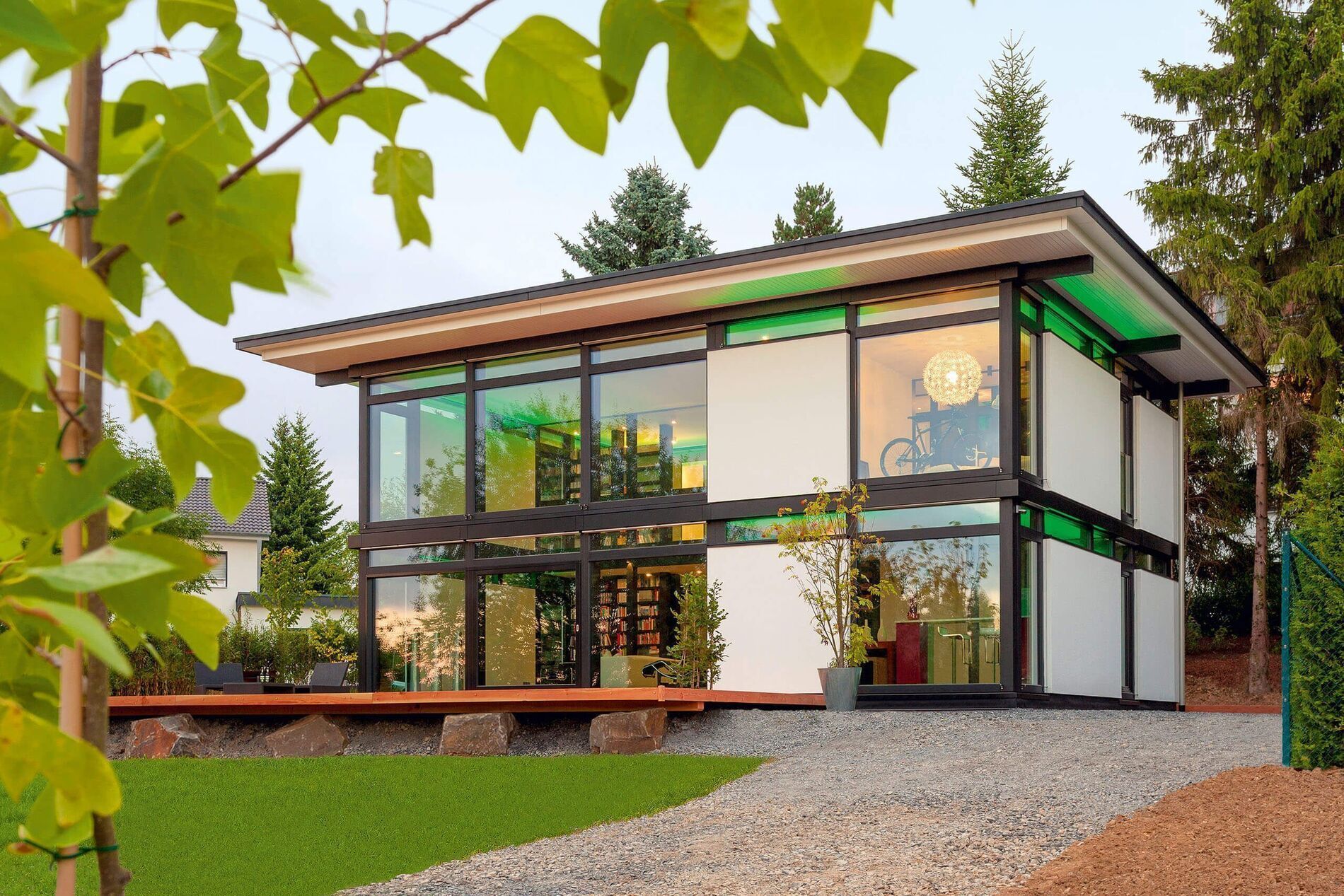HUF modum Flachdach ebenholz 18 Preview des modernen Fachwerkhauses mit Flachdach in der Natur