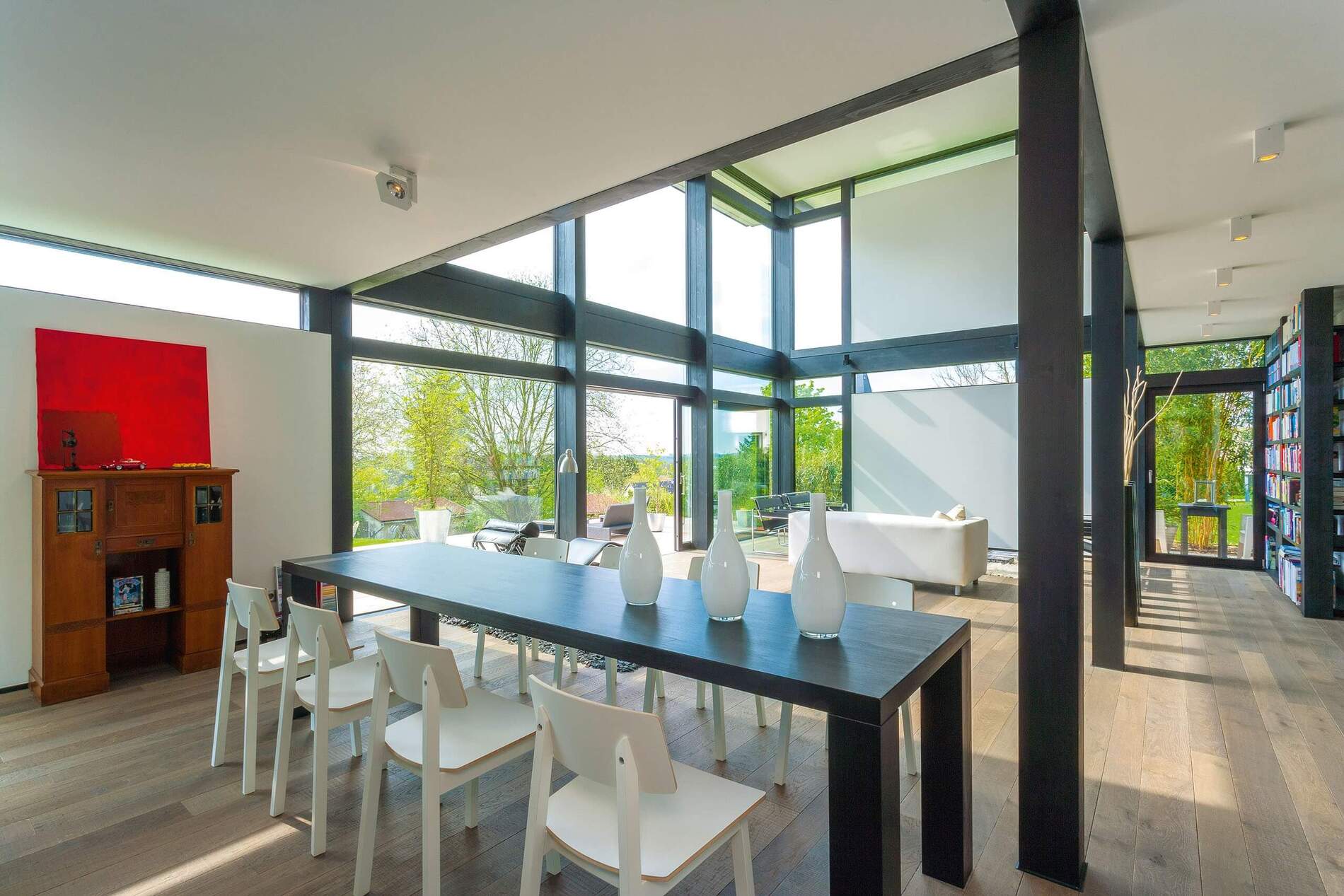 HUF modum Flachdach ebenholz 7 Helles und modernes Interieur eines Fachwerkhauses mit Flachdach