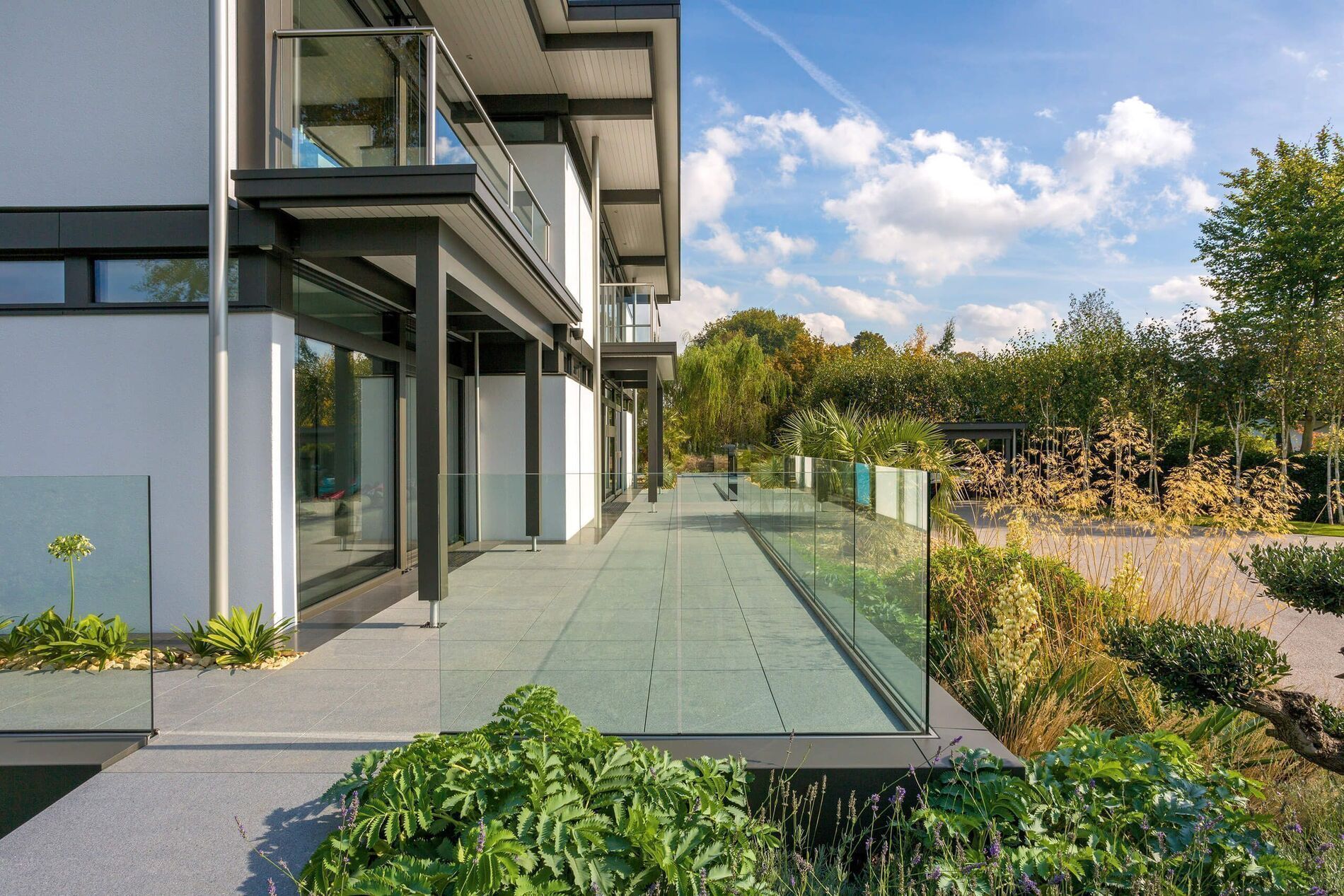 Elegantes Luxushaus mit Glasbalkon und modernem Design