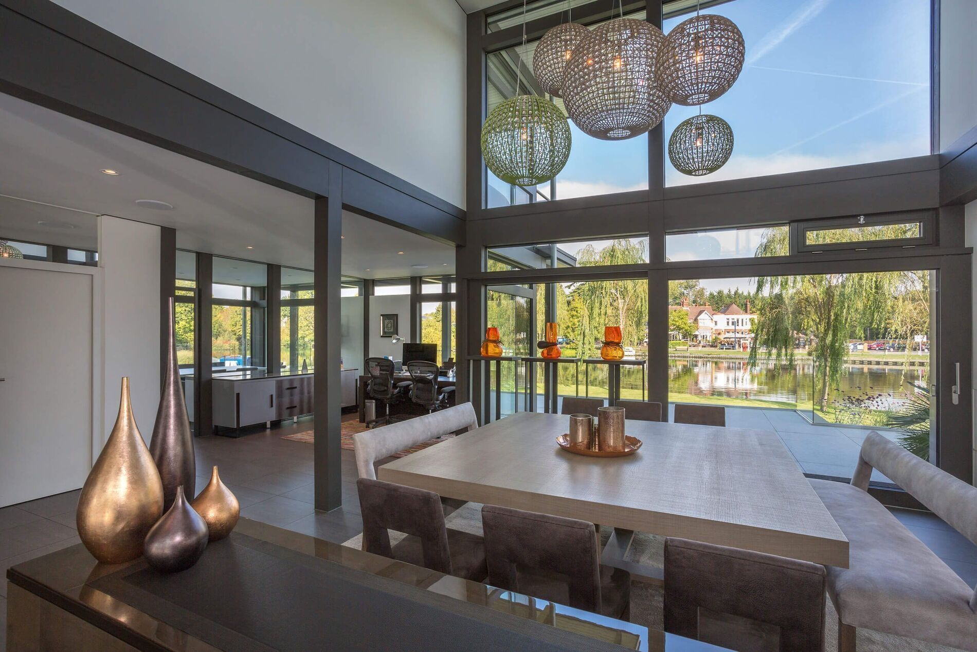 Elegante Innenansicht mit Tisch und Blick auf den See