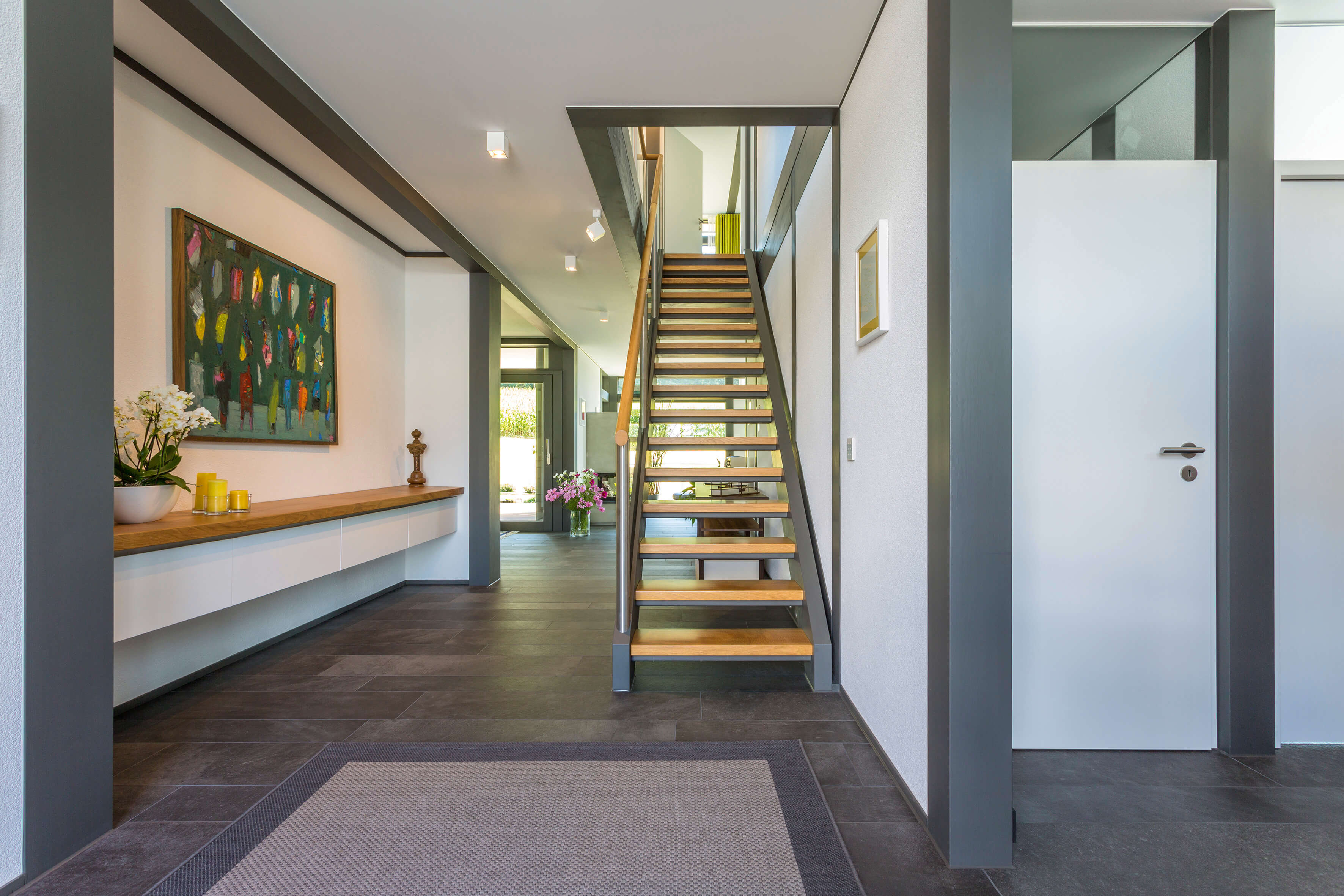 Modernes Fachwerkhaus mit stilvollem Interieur Eingangsbereich eines modernen Fachwerkhauses mit Treppe