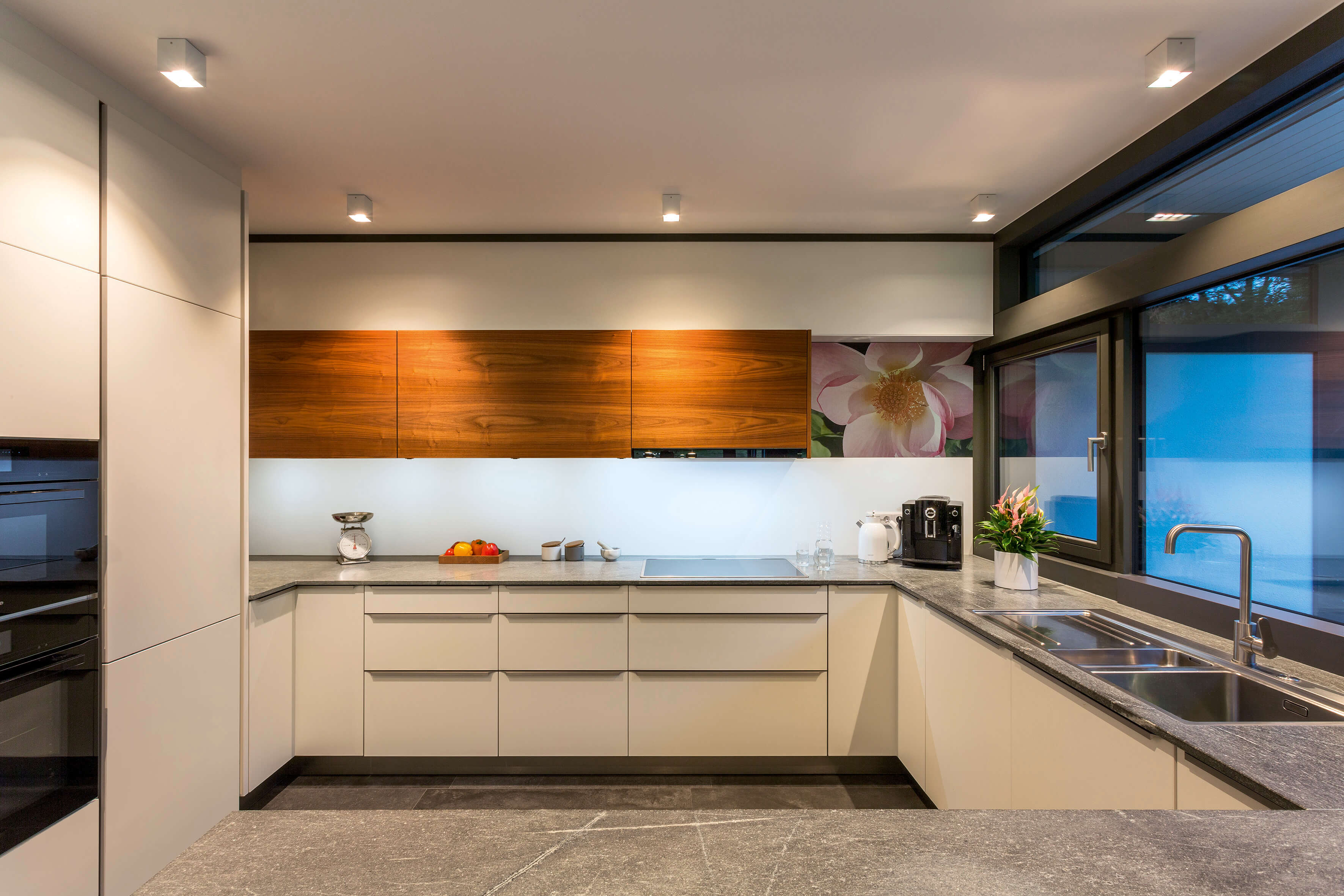 Stilvolle moderne Küche in Fachwerkhaus Moderne Küche mit Holz- und Steinoberflächen in stilvollem Design
