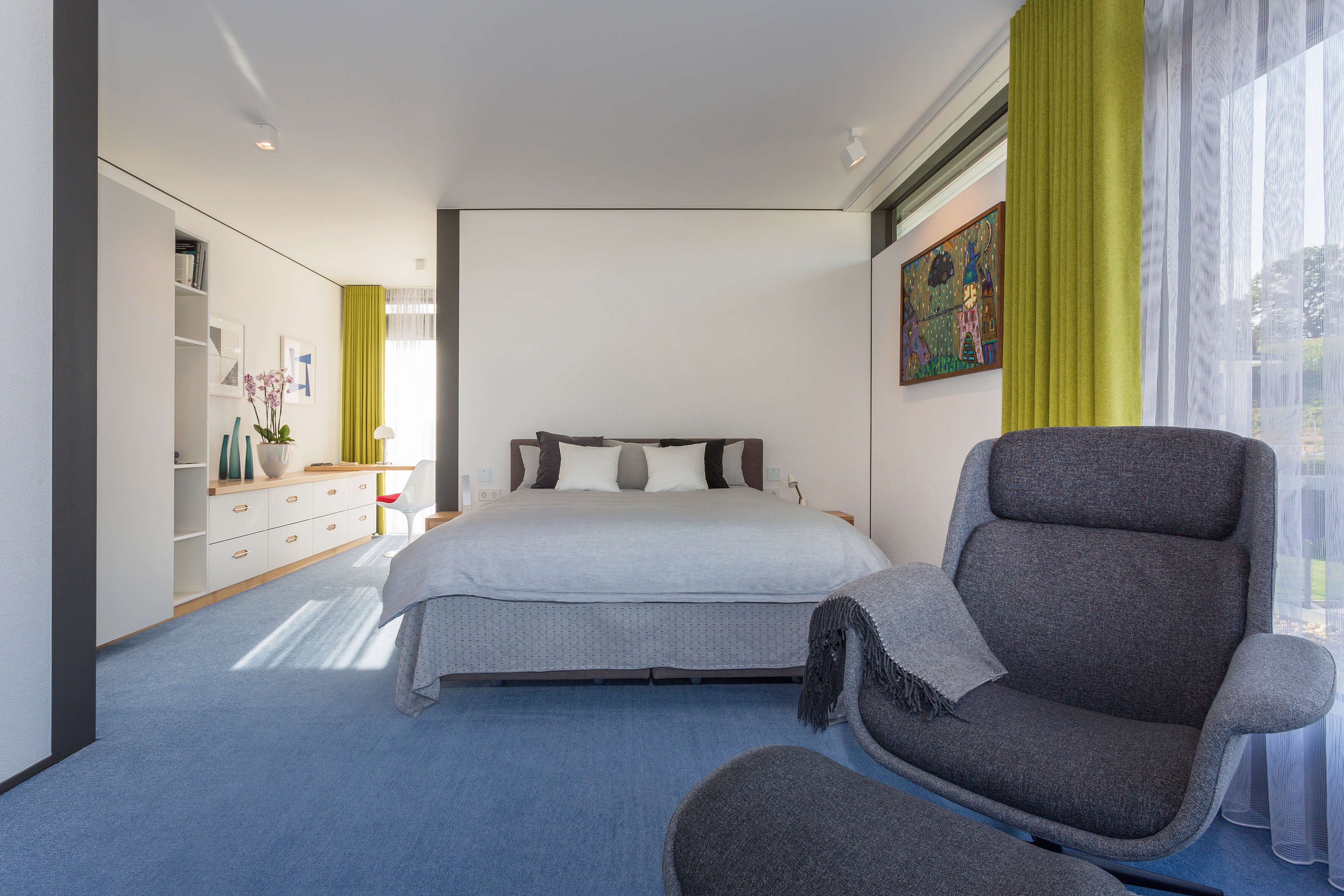 Stilvolles modernes Schlafzimmer mit Fachwerkdesign Moderner Raum mit Bett, Sessel und minimalistischer Einrichtung