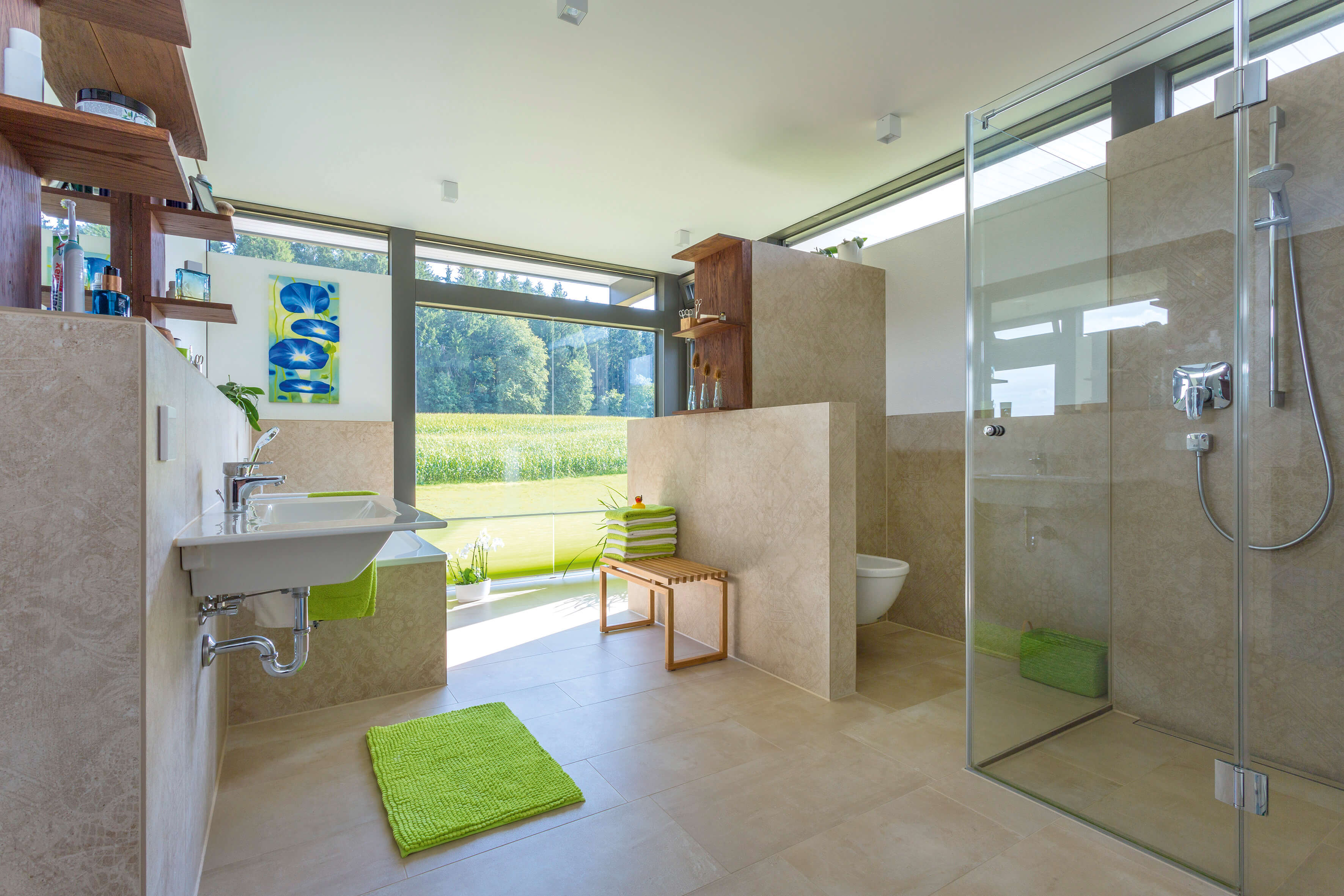 Stilvolles modernes Badezimmer mit Fensterblick Helles modernes Badezimmer mit Dusche, Waschbecken und Grünflächen