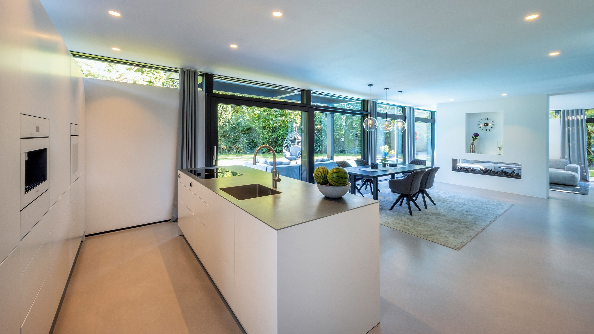 Helle Küche und Essbereich in einem modernen Architektenhaus