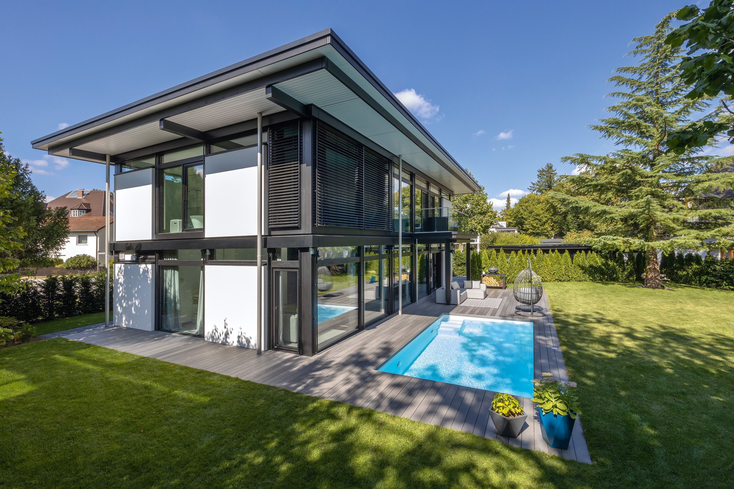 Architektenhaus mit Glasfassade und Pool im Garten