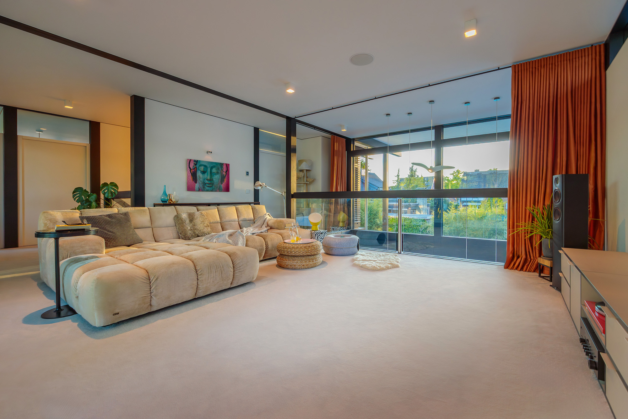 Modernes Designhaus mit Flachdach und stilvollem Interieur Geräumiges Wohnzimmer mit eleganter Möbelanordnung und Blick ins Freie