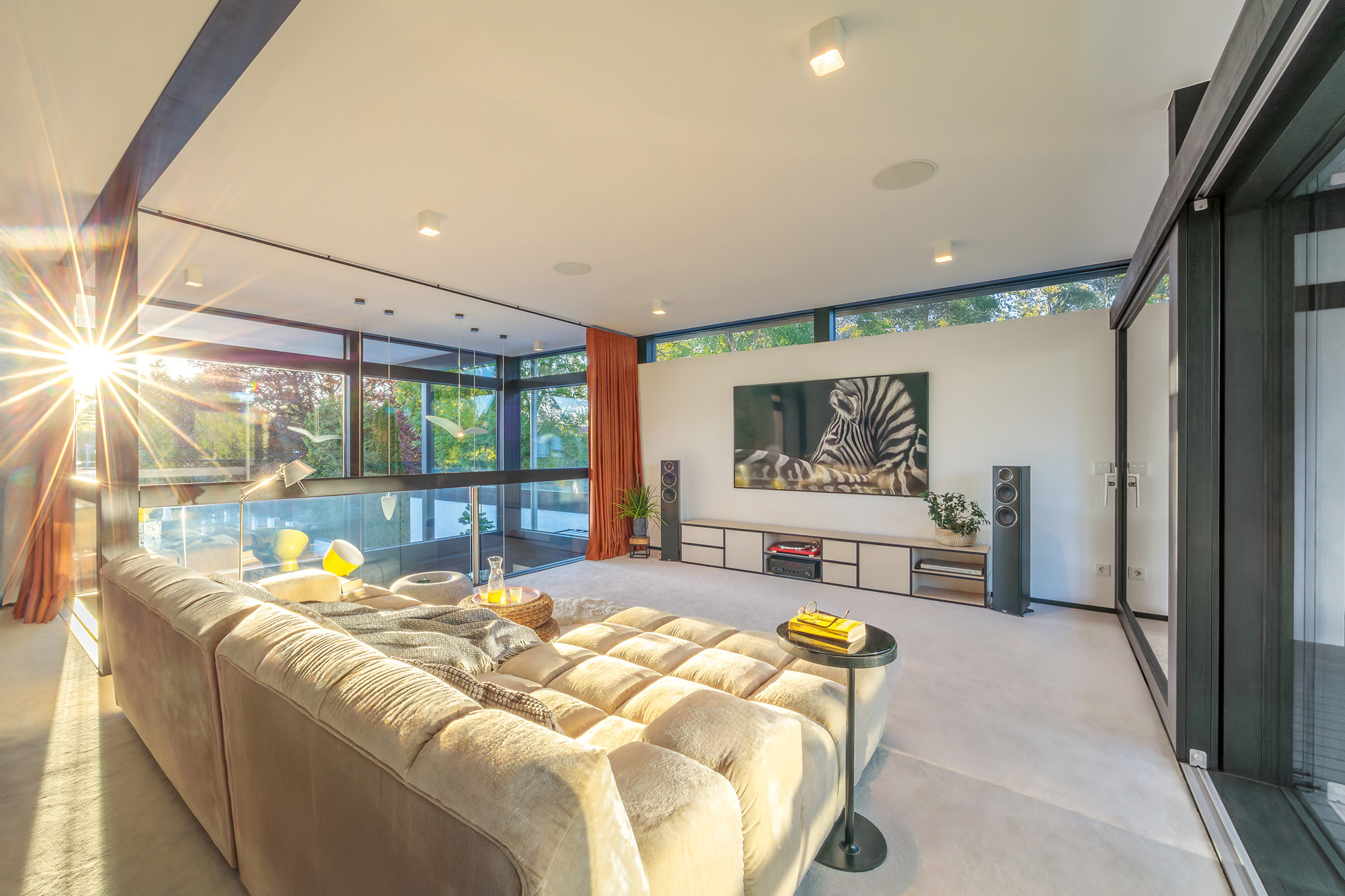 Modernes Designhaus mit Flachdach und Wohnzimmer Helles Wohnzimmer in modernem Designhaus mit Flachdach