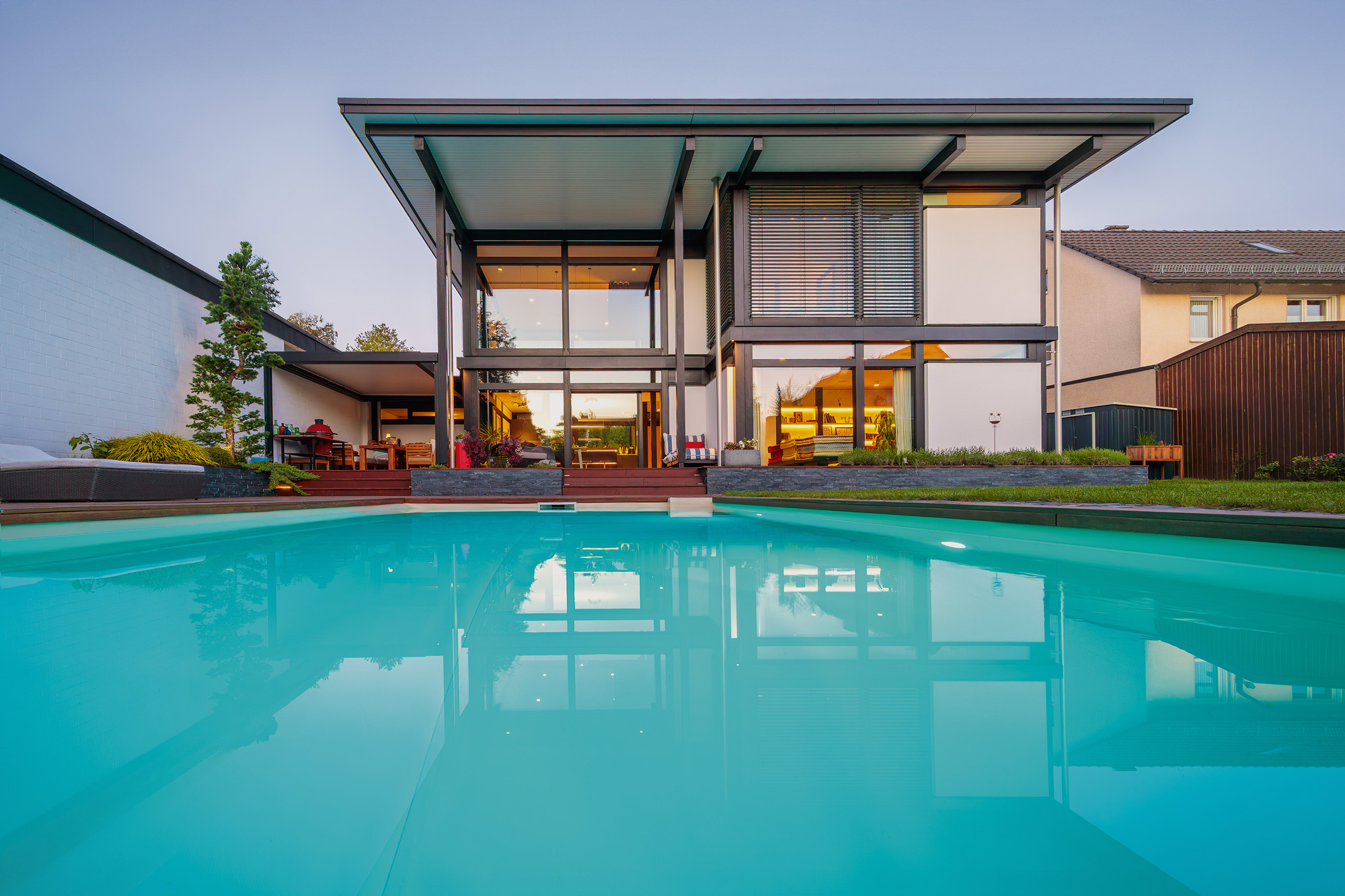 Modernes Designhaus mit Flachdach und Pool HUF Modum Flachdachhaus mit modernen Designelementen und Pool