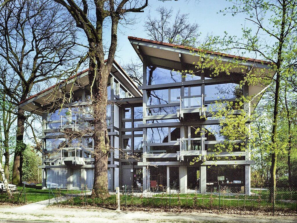 Moderne Architektur eines Mehrfamilienhauses Offenes und großzügiges Mehrfamilienhaus von HUF HAUS mit großen Fenstern