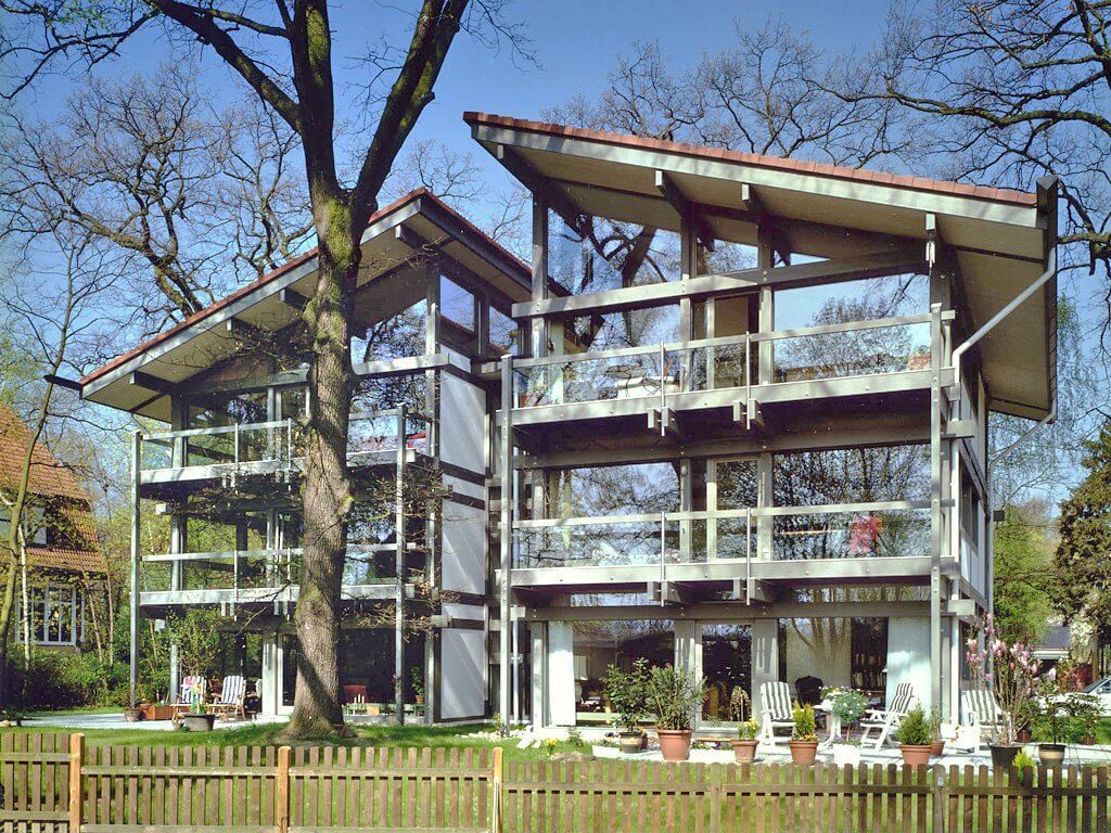 Moderne Architektur eines Mehrfamilienhauses von HUF HAUS Offenes und großzügiges Mehrfamilienhaus in grüner Umgebung