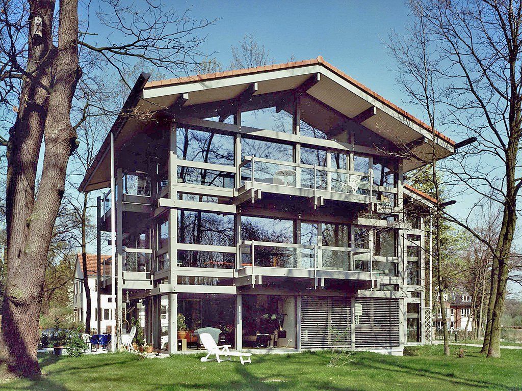 Modernes Mehrfamilienhaus von HUF HAUS mit Glasfront Offenes und großzügiges Design eines modernen Mehrfamilienhauses