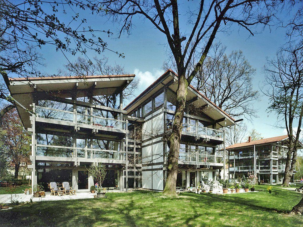Modernes Mehrfamilienhaus von HUF HAUS in schöner Umgebung Generöse Architektur eines HUF HAUS Mehrfamilienhauses umgeben von Bäumen