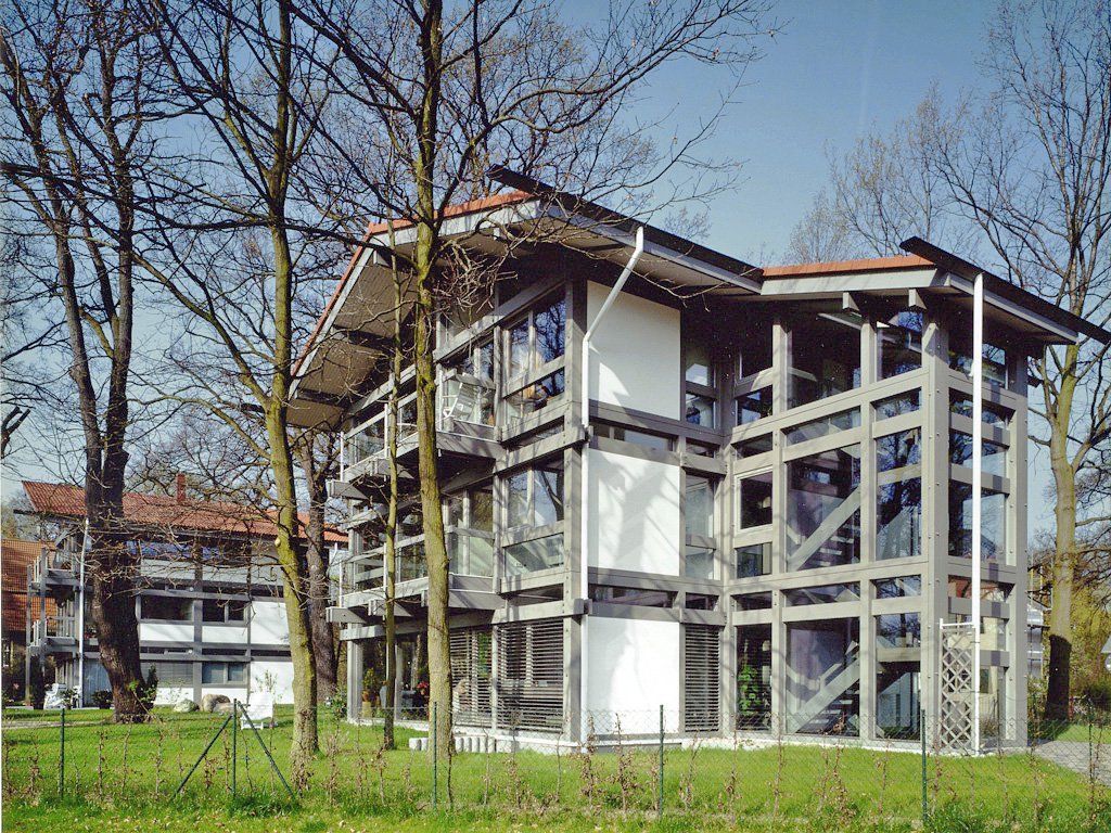 Modernes Mehrfamilienhaus von HUF HAUS mit Glasfassade Offene und großzügige Architektur in einem ruhigen Umfeld