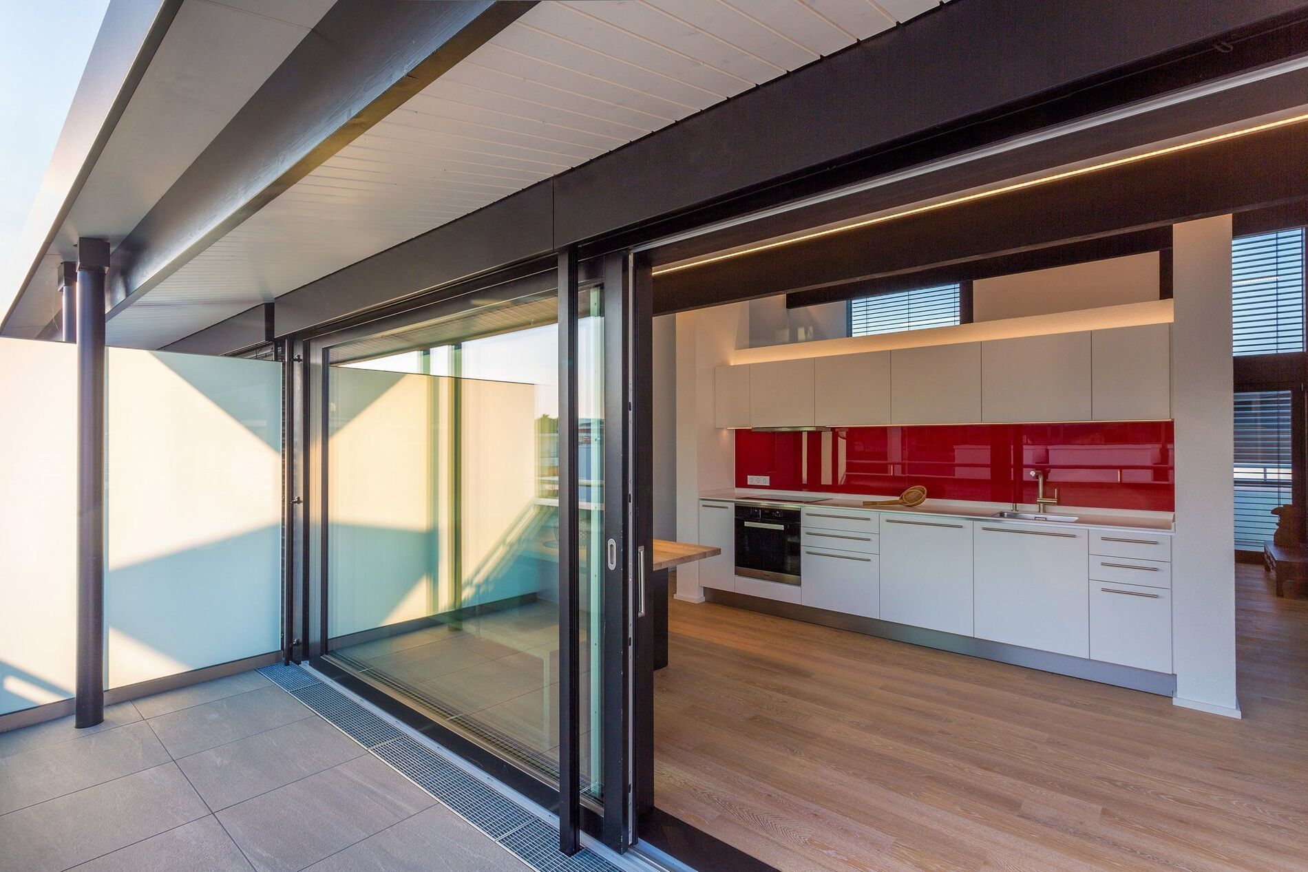 Moderne Küche im HUF Bürogebäude Einblick in eine moderne Küche mit rotem Akzent im Architektenhaus
